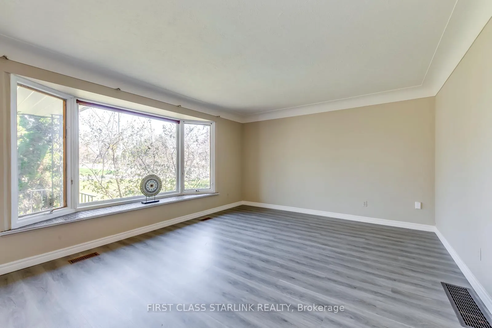 Photo 8 of 57 Mcdonald Court, Hamilton, Waterdown — HOMEH