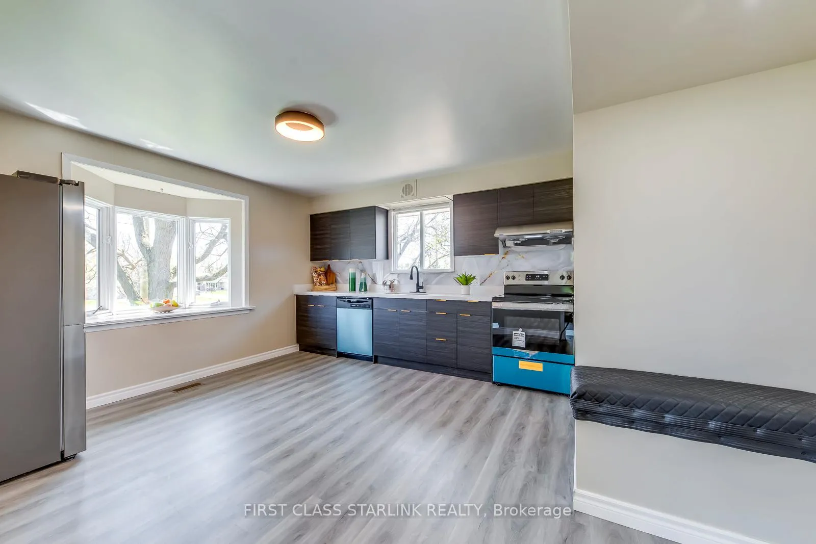 Photo 10 of 57 Mcdonald Court, Hamilton, Waterdown — HOMEH