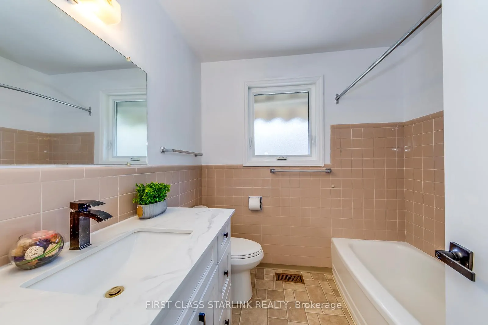 Photo 21 of 57 Mcdonald Court, Hamilton, Waterdown — HOMEH