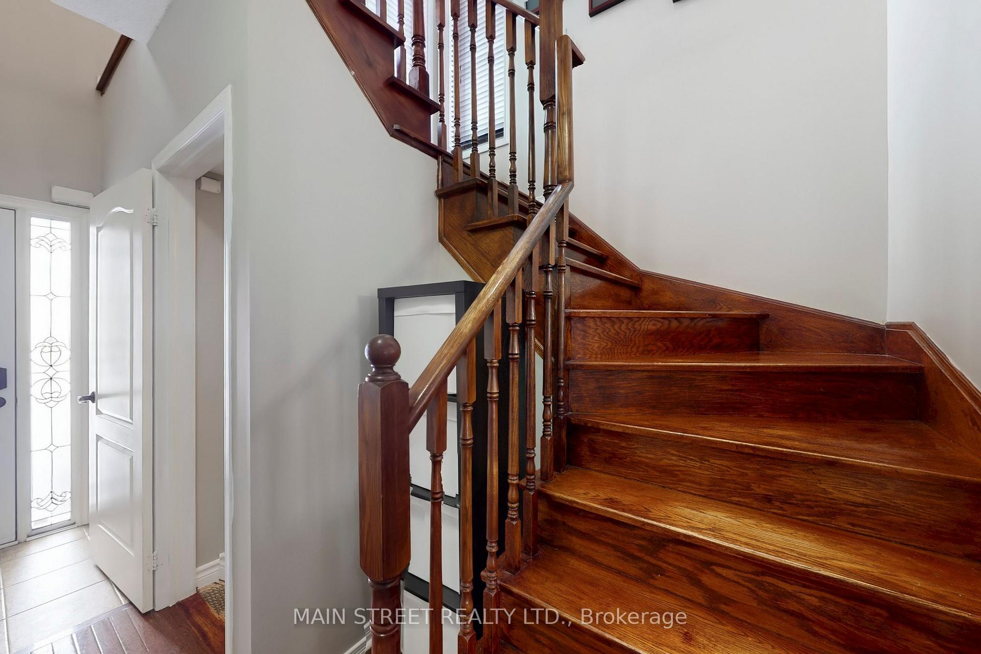 Photo 5 of 58 Tudor Crescent, Barrie, Innis-Shore — HOMEH