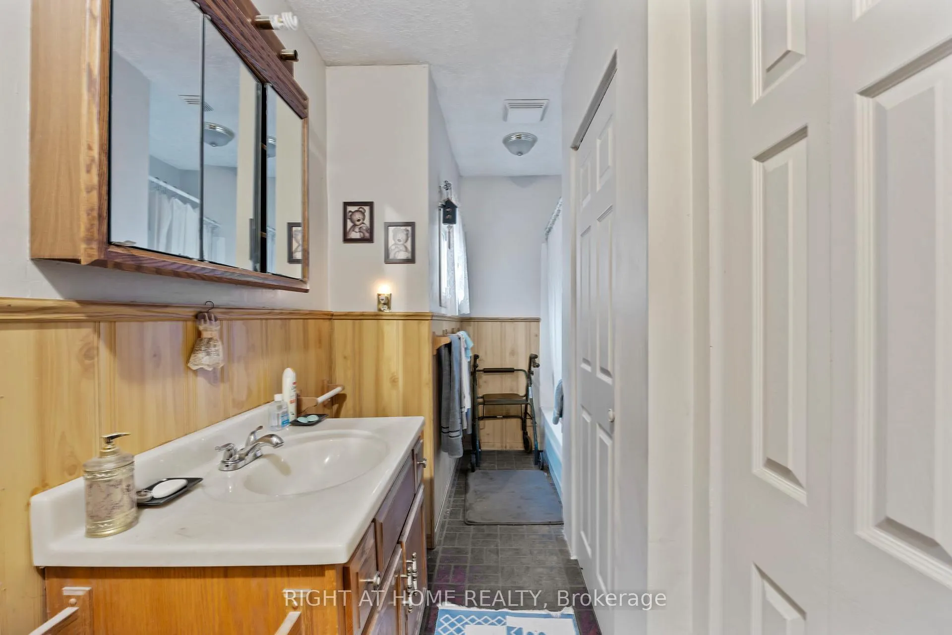 Photo 12 of 157 Park Road S, Oshawa, Vanier — HOMEH