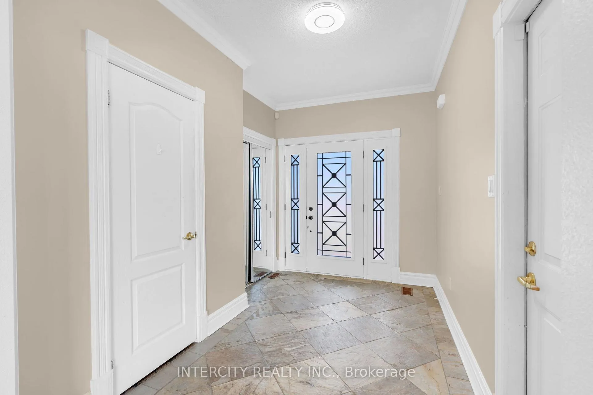 Photo 2 of 679 Aberdeen Boulevard, Midland — HOMEH