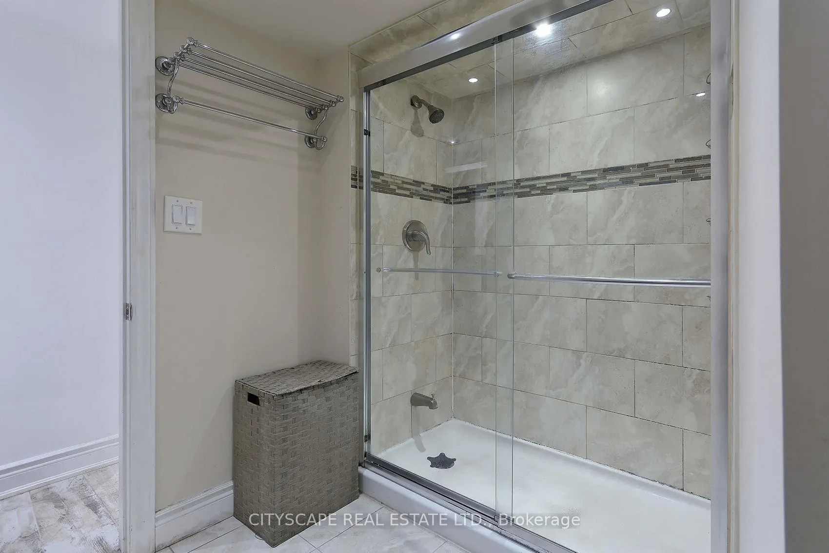 Photo 32 of 60 Lipa Drive, Vaughan, East Woodbridge — HOMEH