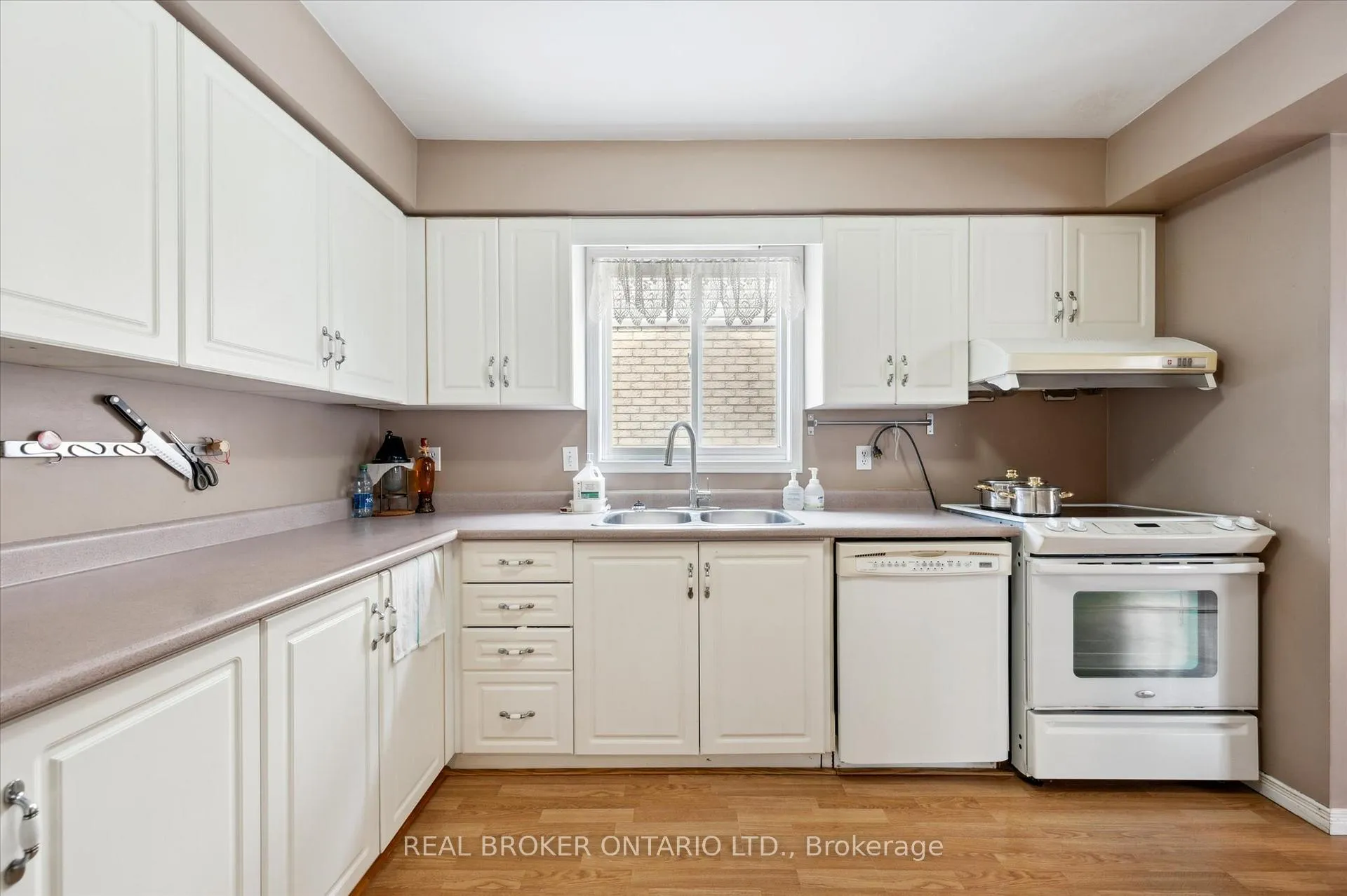 Photo 14 of 451 Citadel Court, Waterloo — HOMEH