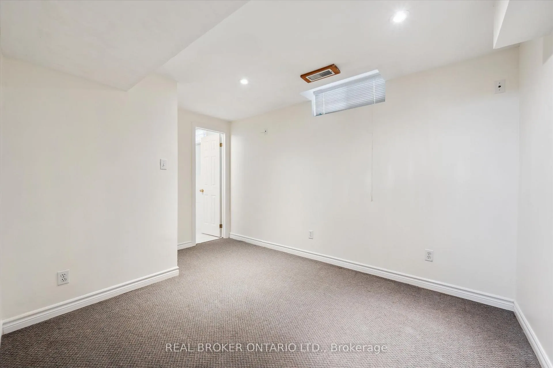 Photo 30 of 451 Citadel Court, Waterloo — HOMEH