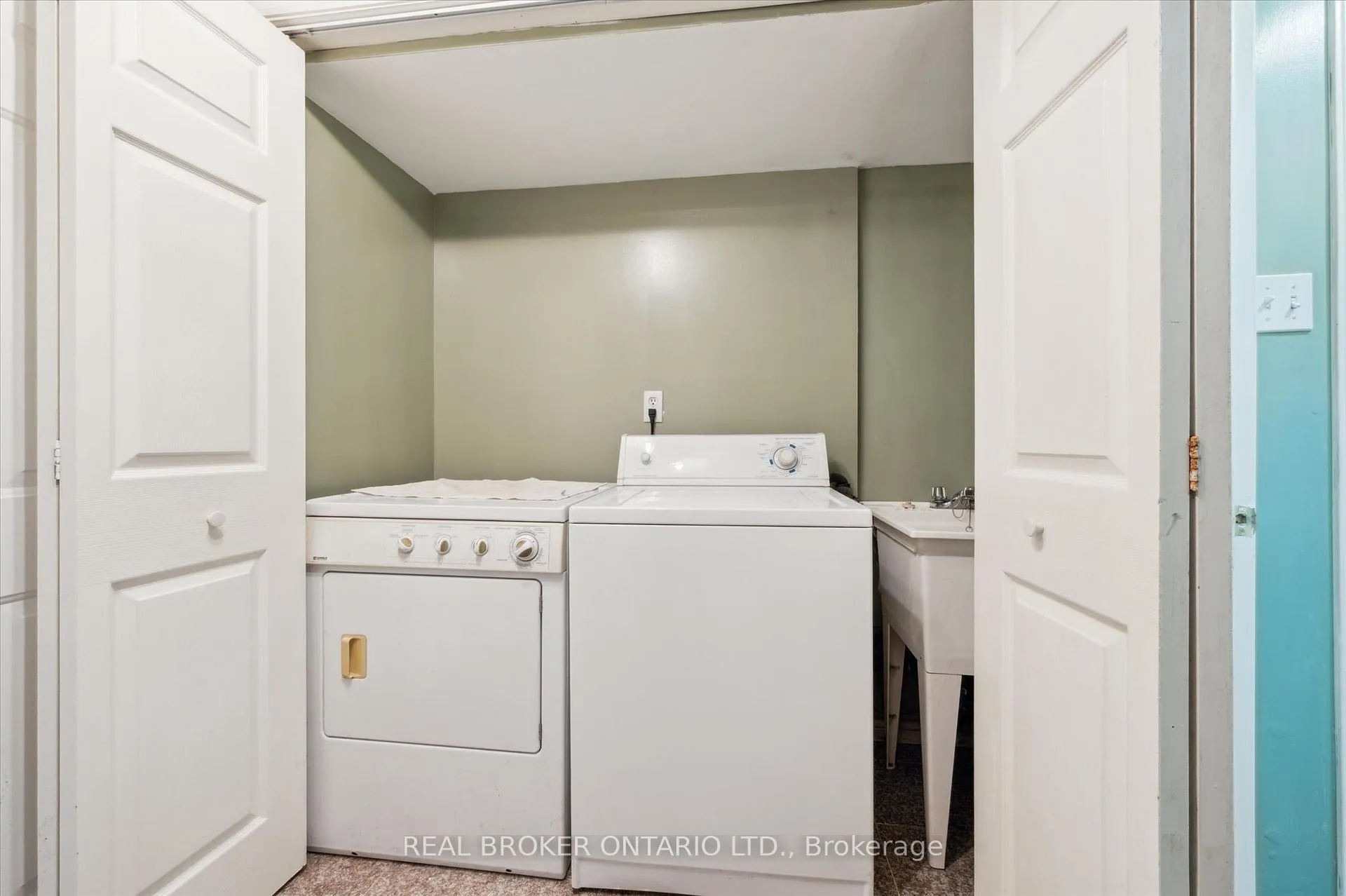 Photo 33 of 451 Citadel Court, Waterloo — HOMEH