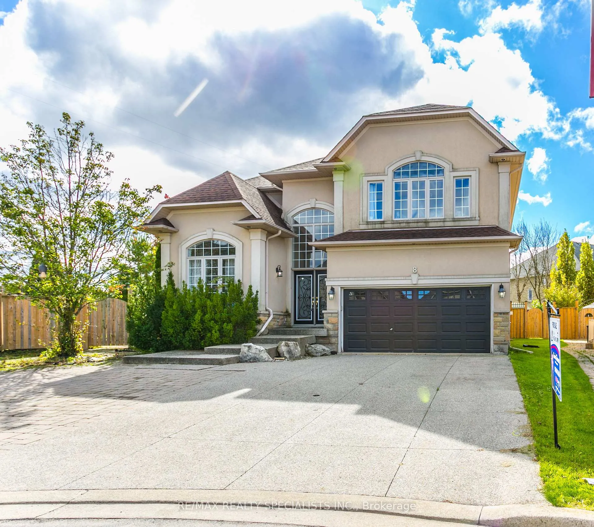 Photo 1 of 8 Playfair Court, Hamilton, Ancaster — HOMEH