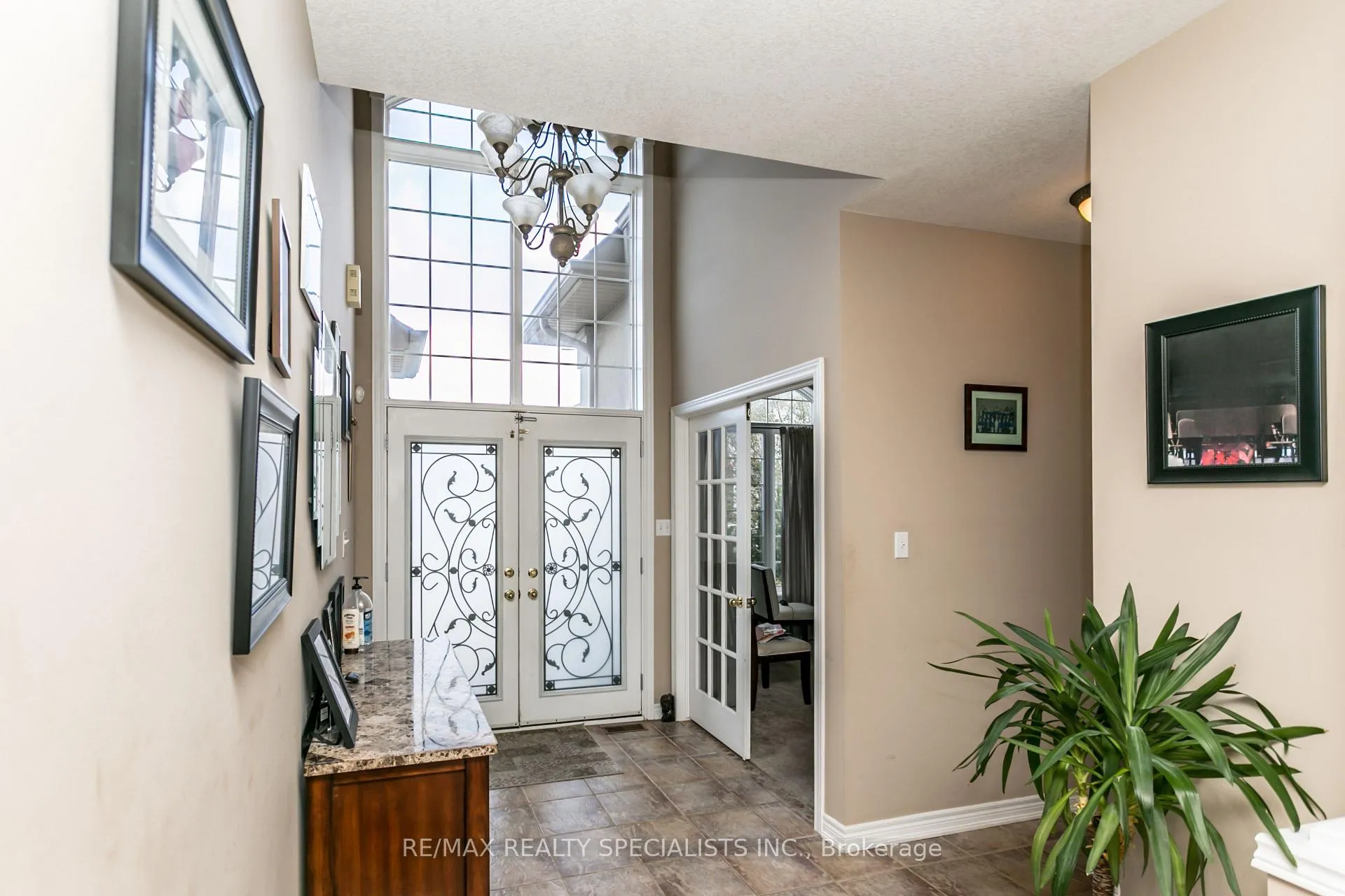 Photo 2 of 8 Playfair Court, Hamilton, Ancaster — HOMEH