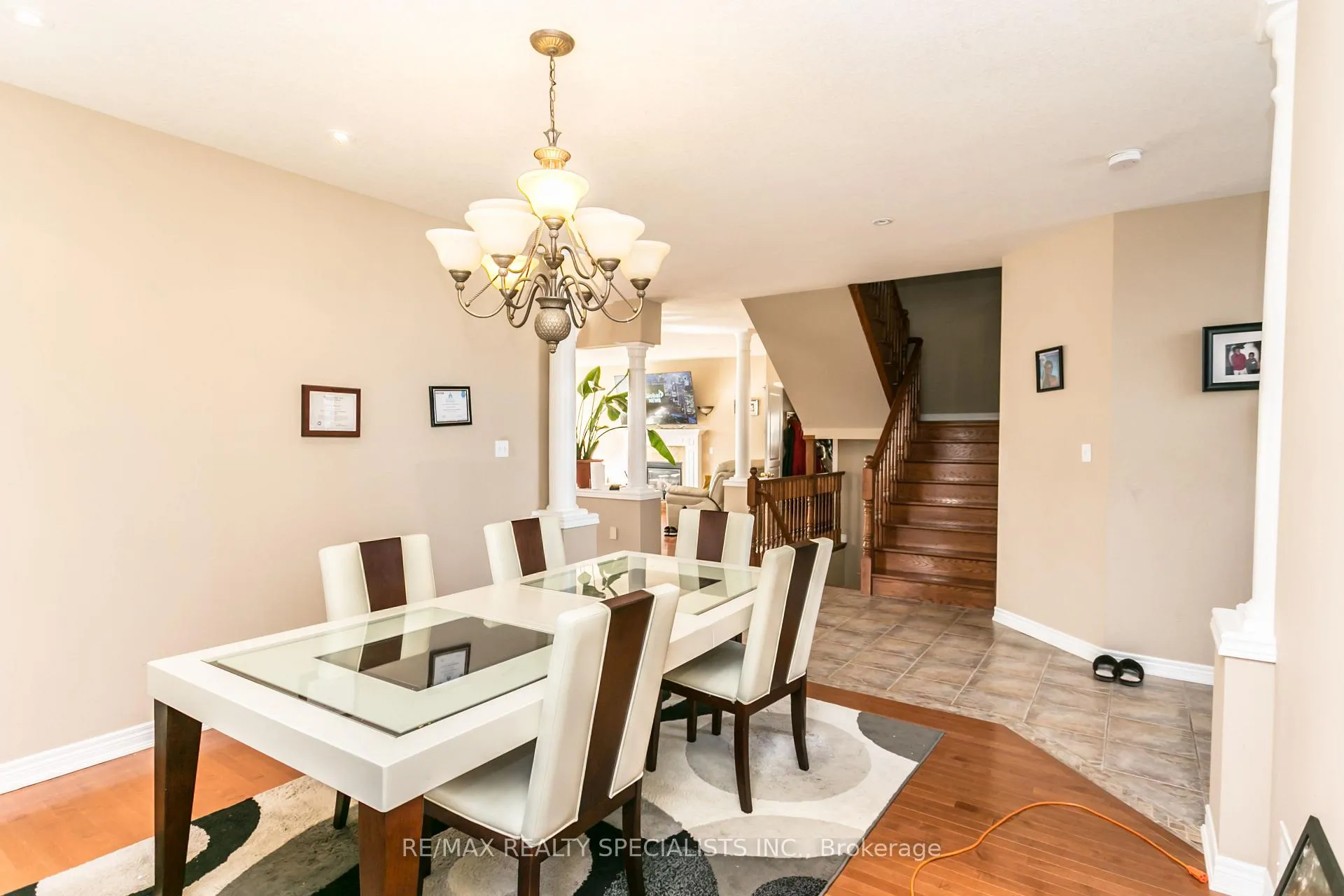 Photo 3 of 8 Playfair Court, Hamilton, Ancaster — HOMEH