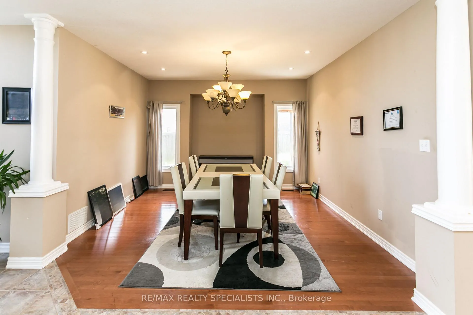 Photo 4 of 8 Playfair Court, Hamilton, Ancaster — HOMEH