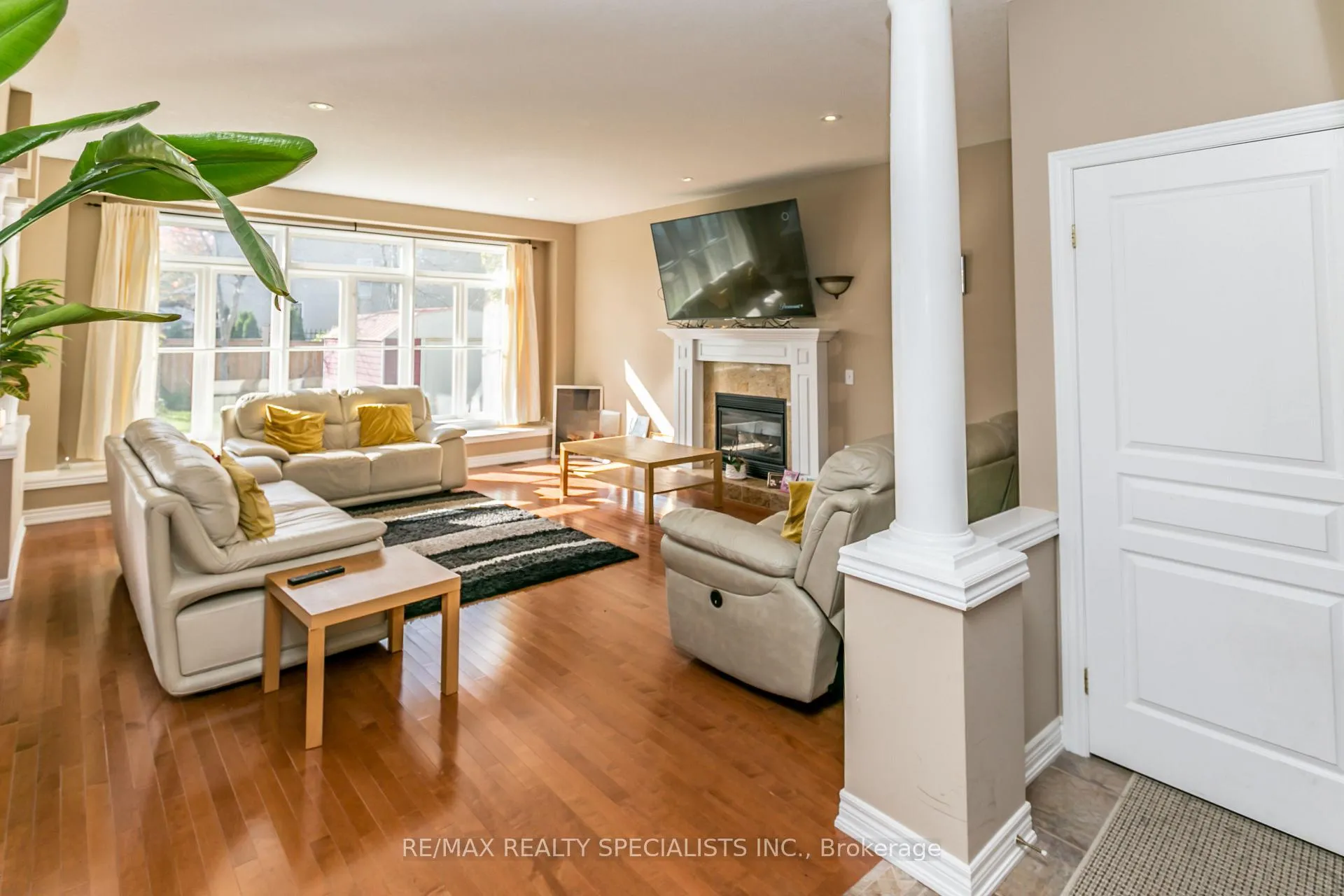 Photo 5 of 8 Playfair Court, Hamilton, Ancaster — HOMEH