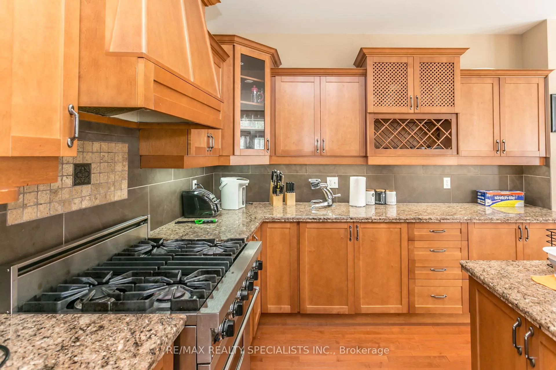 Photo 10 of 8 Playfair Court, Hamilton, Ancaster — HOMEH