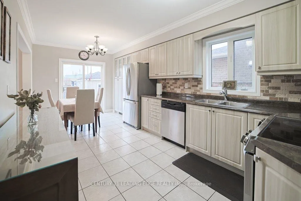 Photo 10 of 130 Solway Avenue, Vaughan, Maple — HOMEH