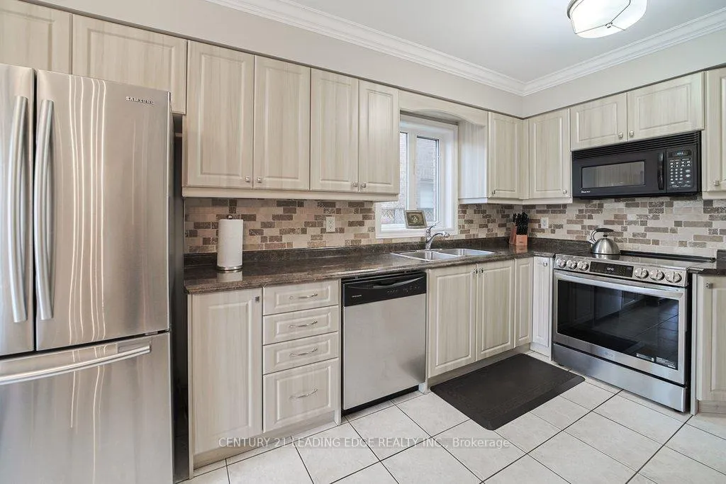 Photo 12 of 130 Solway Avenue, Vaughan, Maple — HOMEH