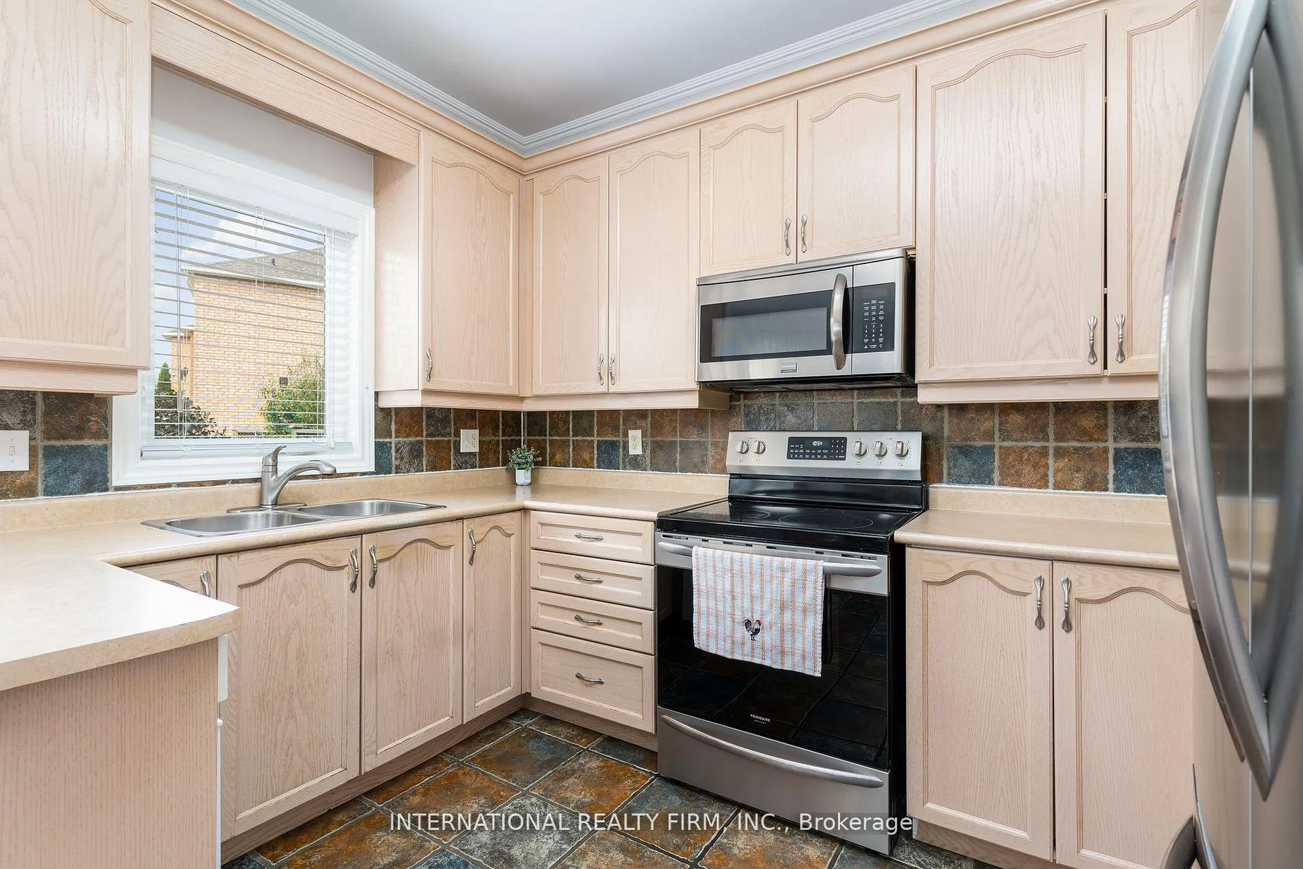 Photo 8 of 12 Giotto Crescent, Vaughan, Maple — HOMEH