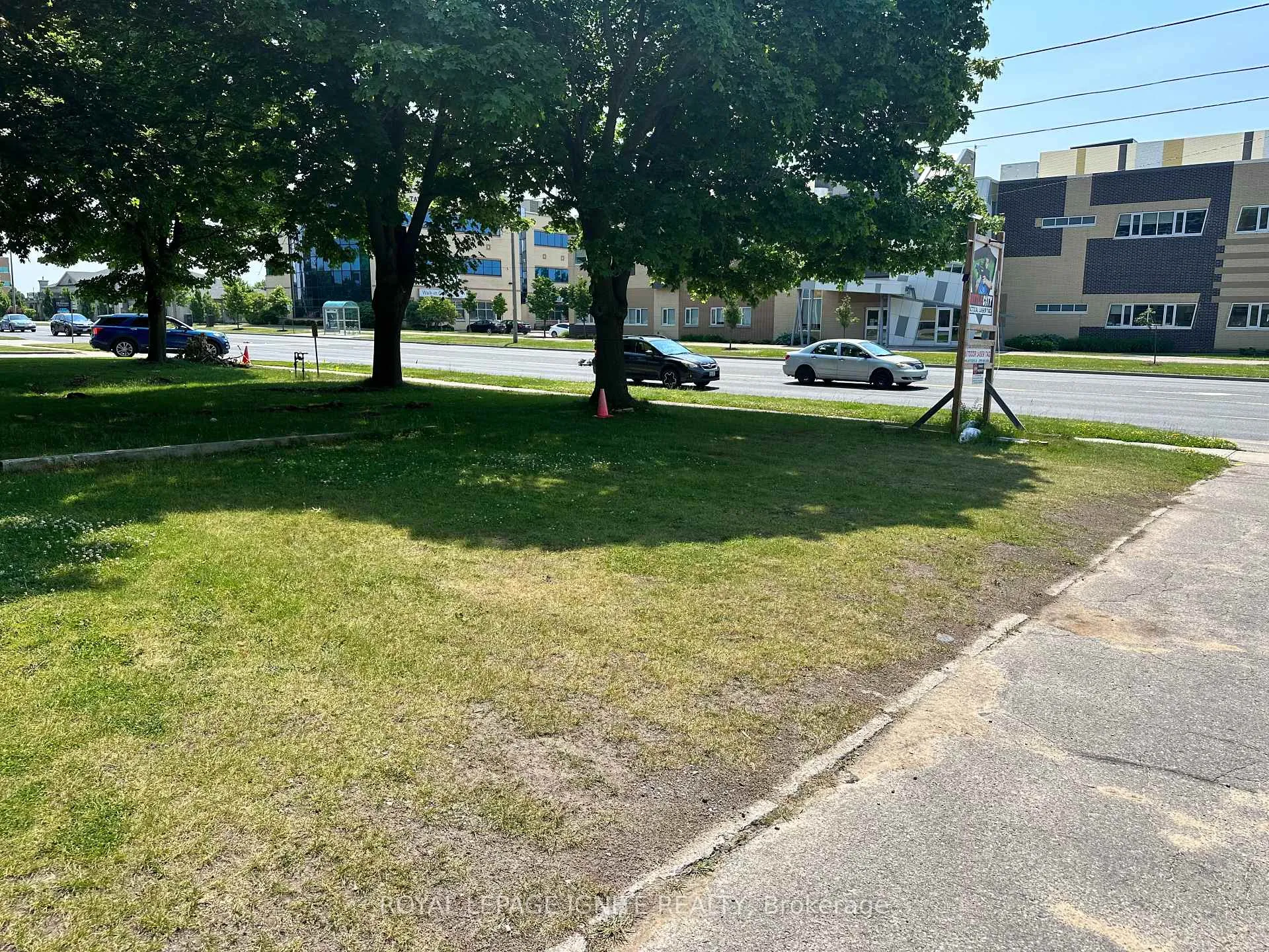 Photo 17 of 690 Taunton Road W, Oshawa, Northwood — HOMEH