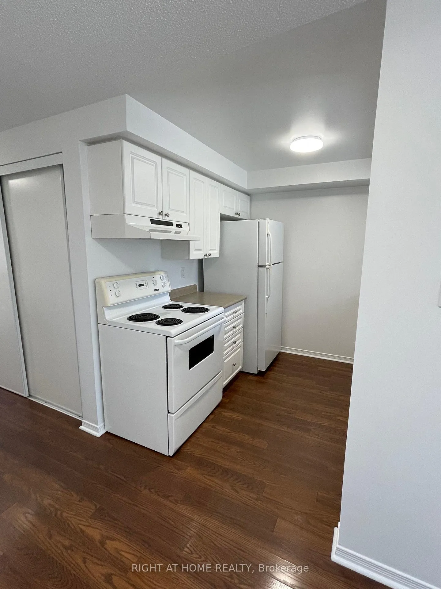 Photo 10 of 59 Lions Gate Boulevard, Barrie, Little Lake — HOMEH