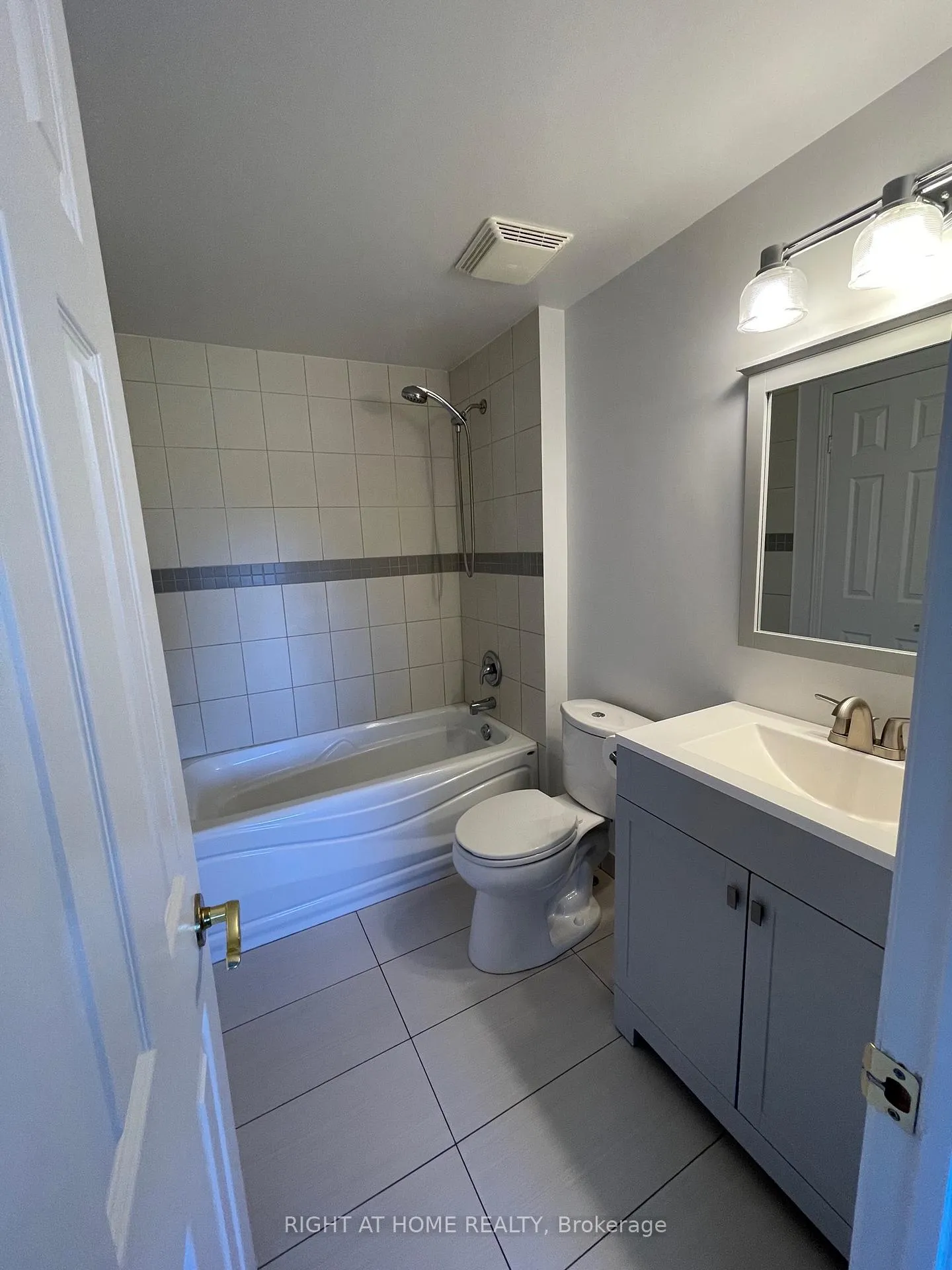 Photo 21 of 59 Lions Gate Boulevard, Barrie, Little Lake — HOMEH