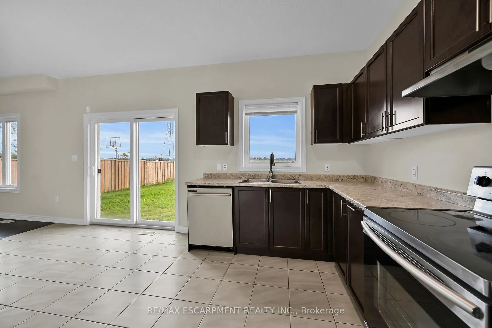 Photo 16 of 408 Dalgleish Trail, Hamilton, Stoney Creek Mountain — HOMEH