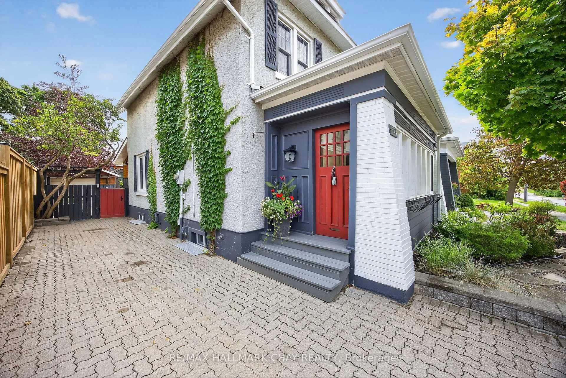 Photo 2 of 53 Eccles Street N, Barrie, Queen's Park — HOMEH