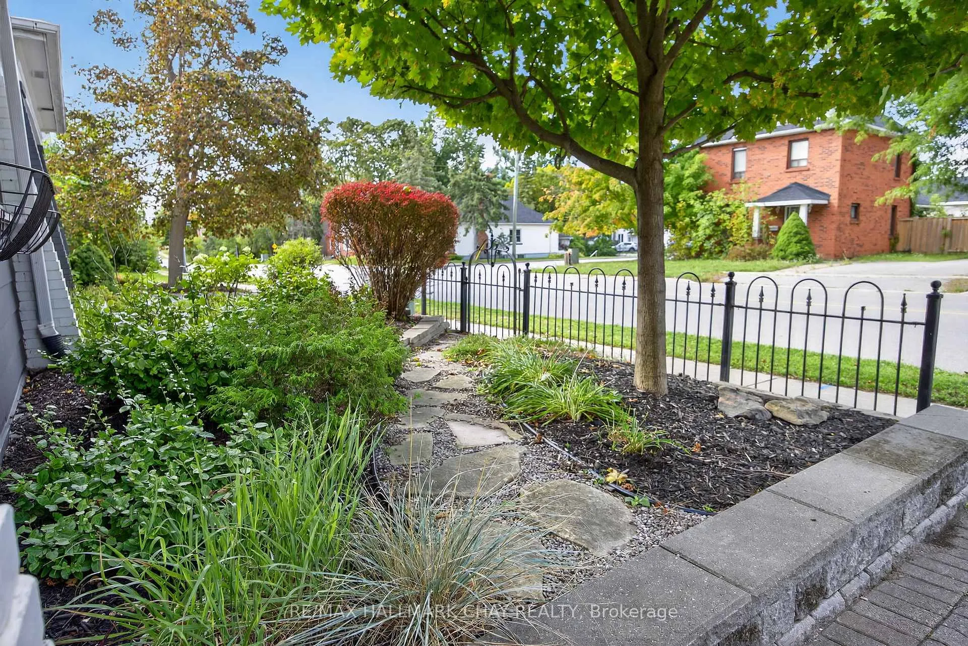 Photo 3 of 53 Eccles Street N, Barrie, Queen's Park — HOMEH