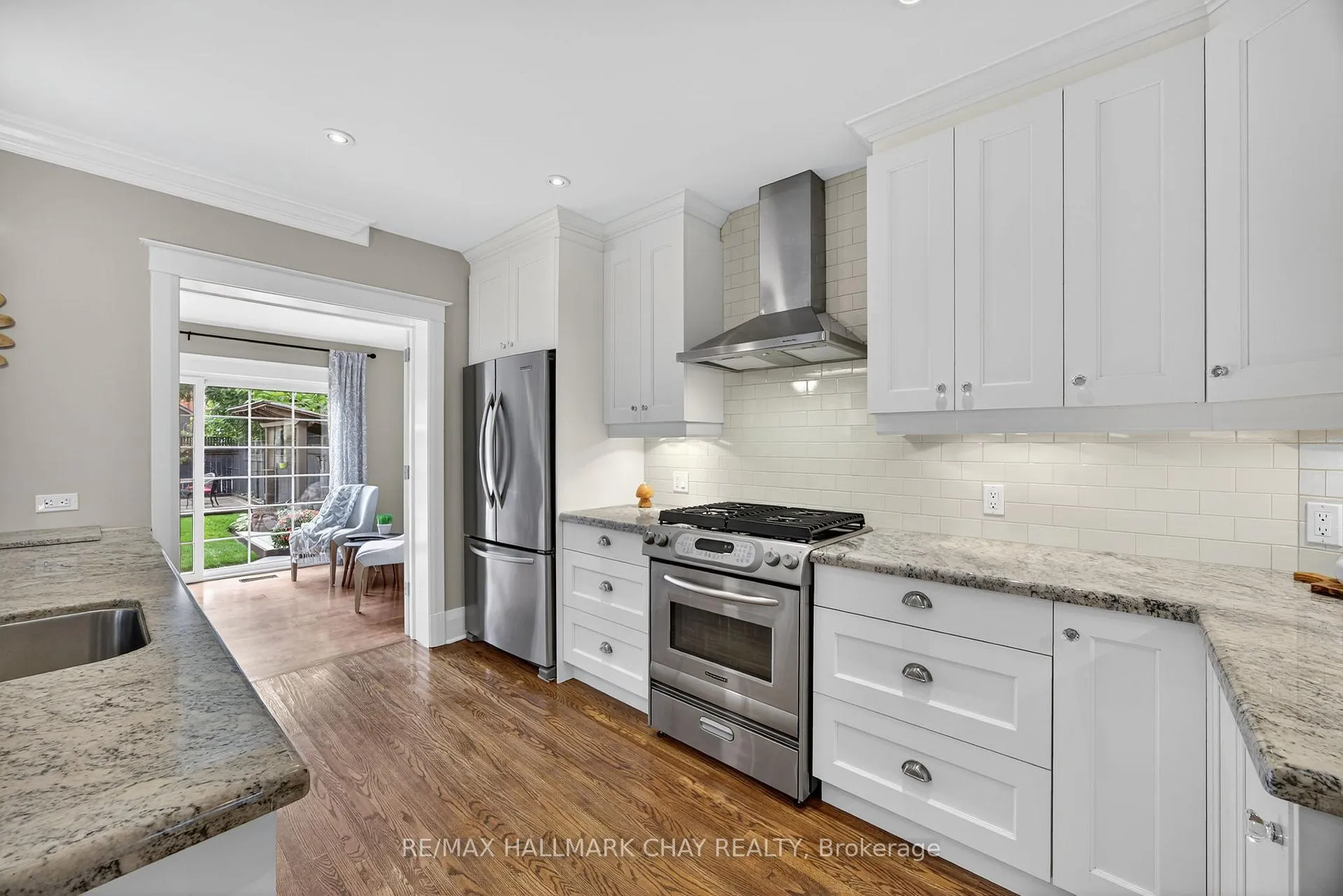 Photo 10 of 53 Eccles Street N, Barrie, Queen's Park — HOMEH
