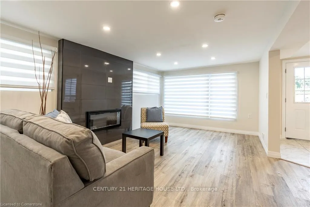 Photo 4 of 34 Dooley Drive, Kitchener — HOMEH