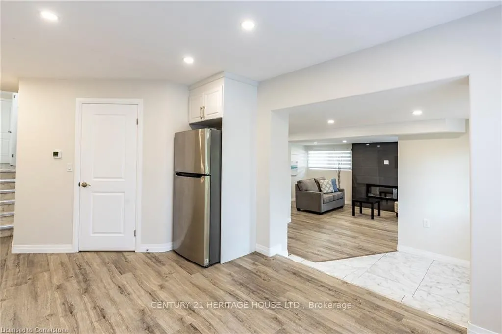 Photo 10 of 34 Dooley Drive, Kitchener — HOMEH