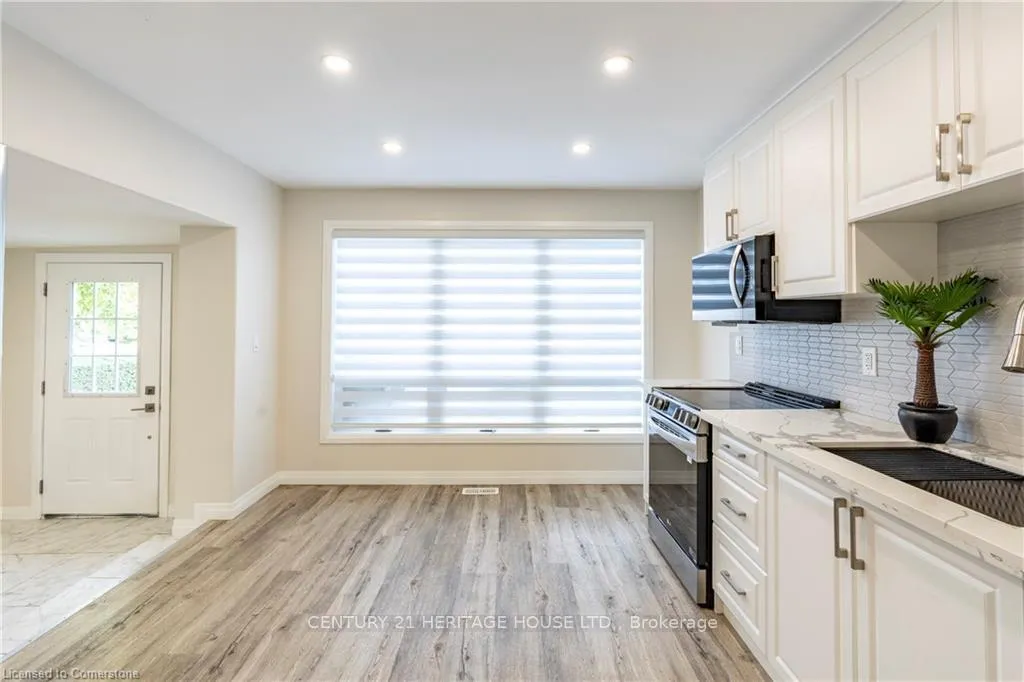 Photo 11 of 34 Dooley Drive, Kitchener — HOMEH