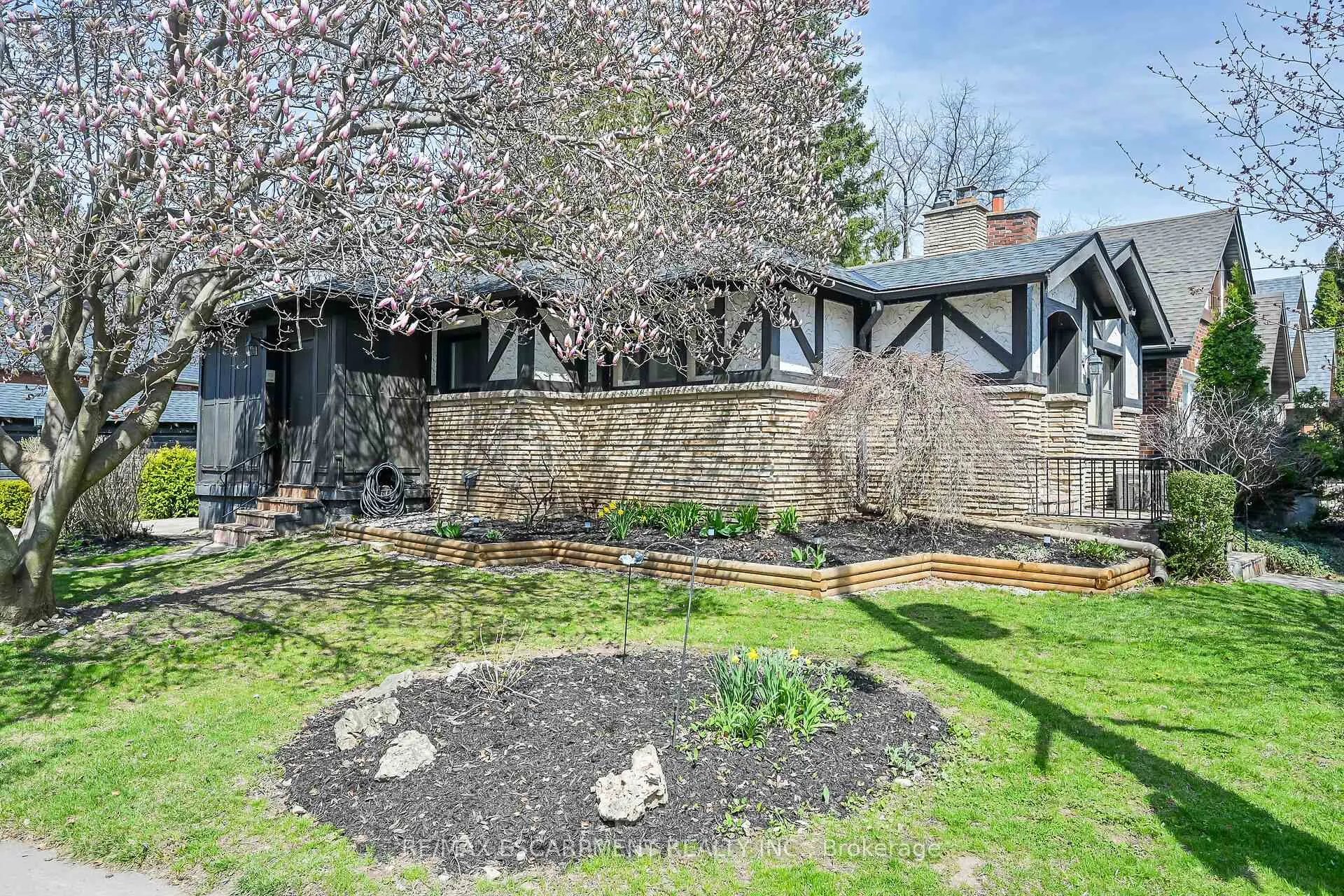 Photo 3 of 42 Newton Avenue, Hamilton, Westdale — HOMEH