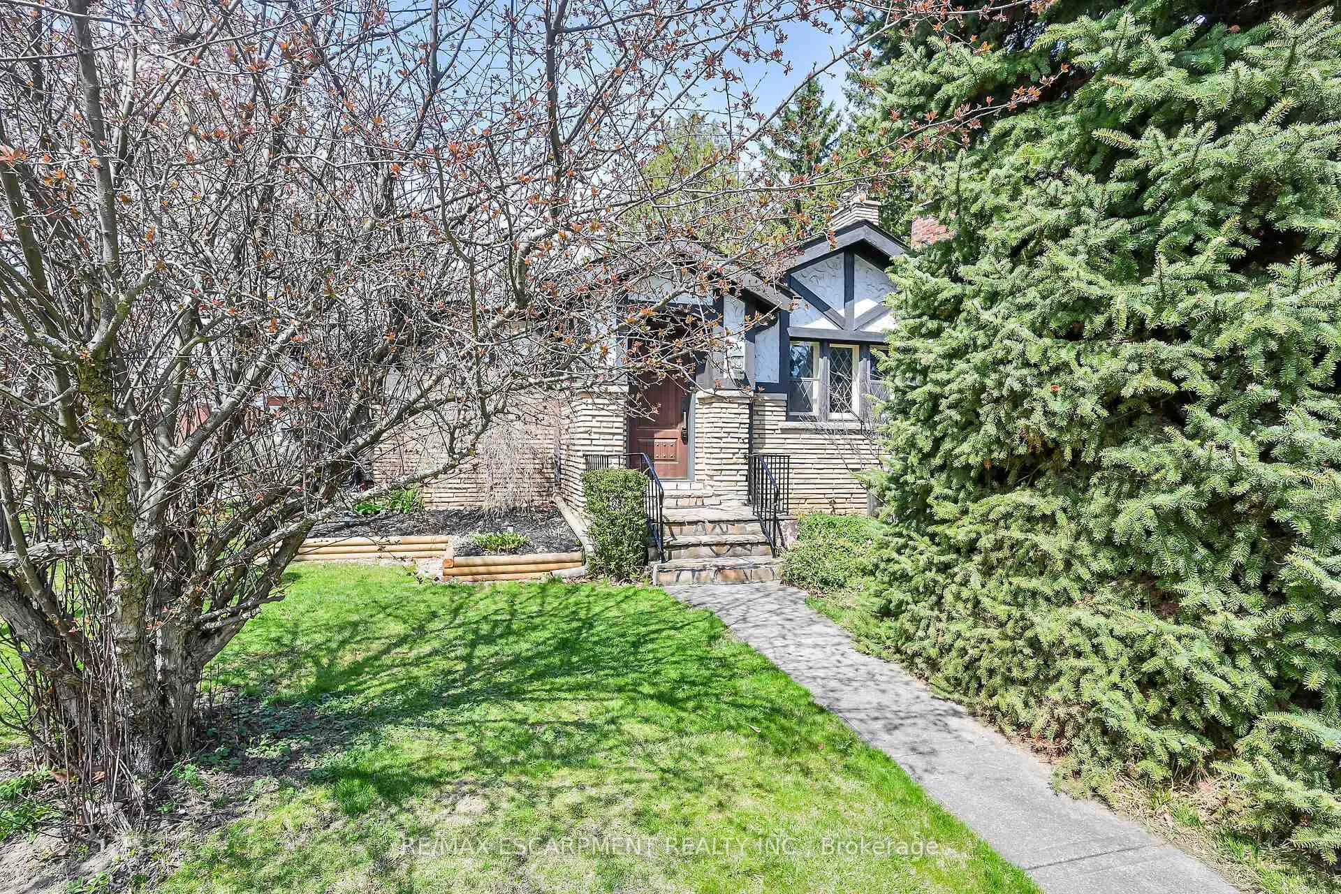 Photo 4 of 42 Newton Avenue, Hamilton, Westdale — HOMEH