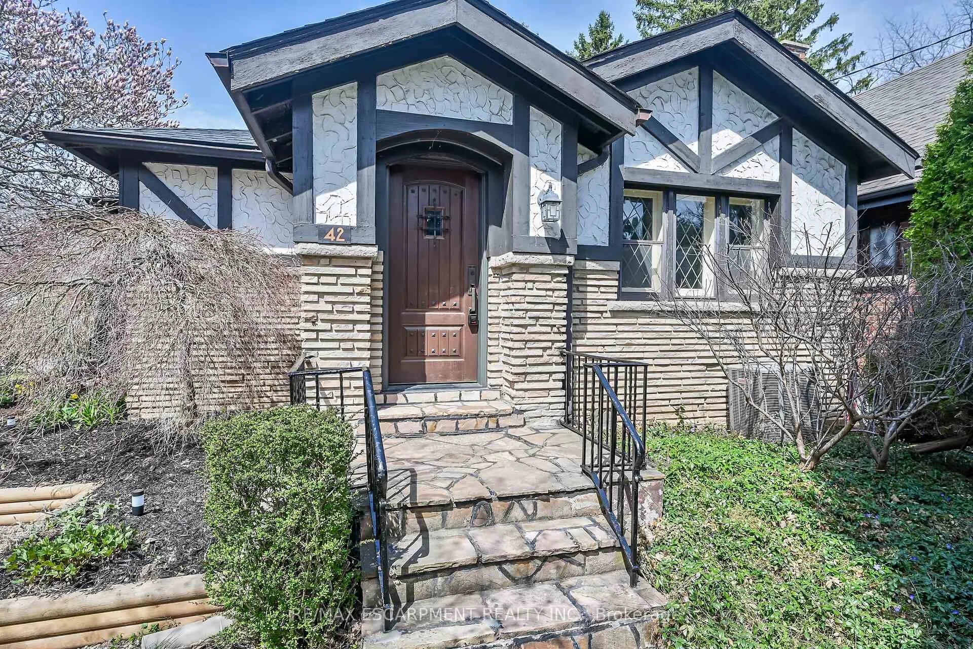 Photo 5 of 42 Newton Avenue, Hamilton, Westdale — HOMEH