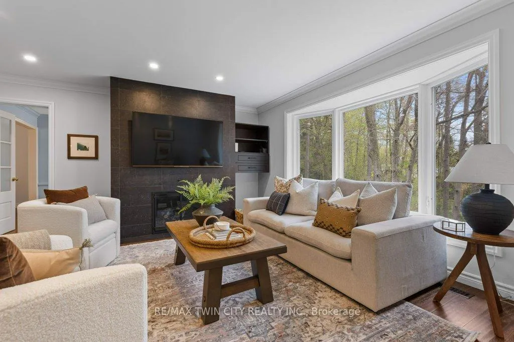 Photo 3 of 302 Shakespeare Drive, Waterloo — HOMEH