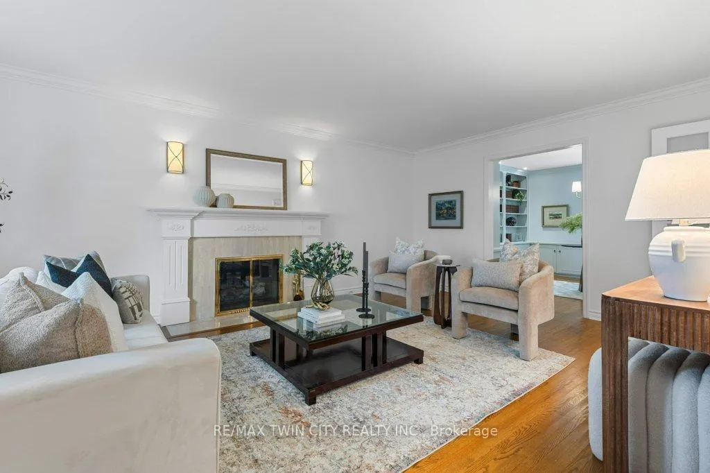 Photo 5 of 302 Shakespeare Drive, Waterloo — HOMEH
