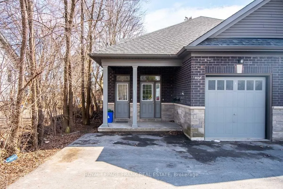 Front of 805A Dundas Street W
