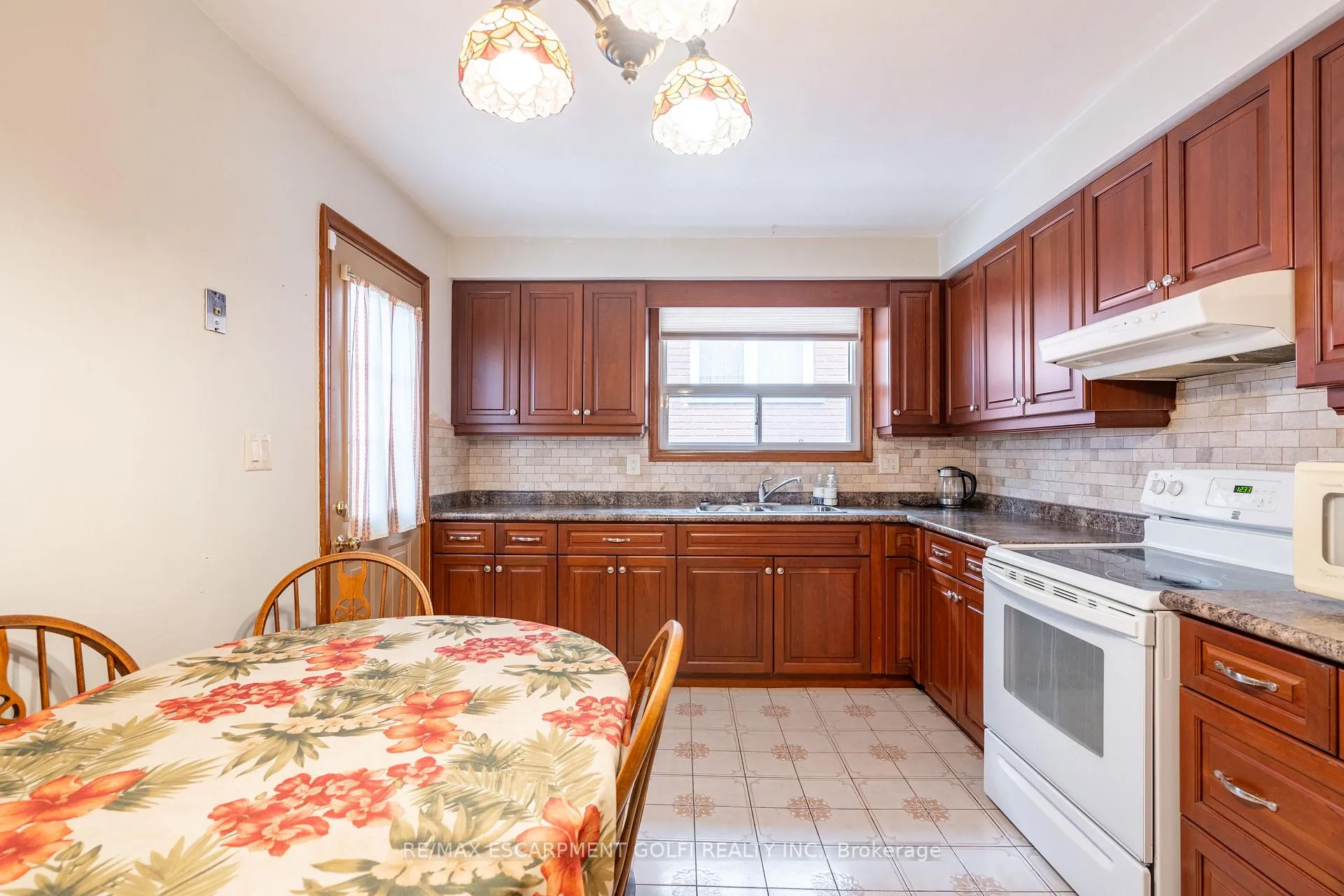 Photo 11 of 98 Summercrest Drive, Hamilton, Gershome — HOMEH