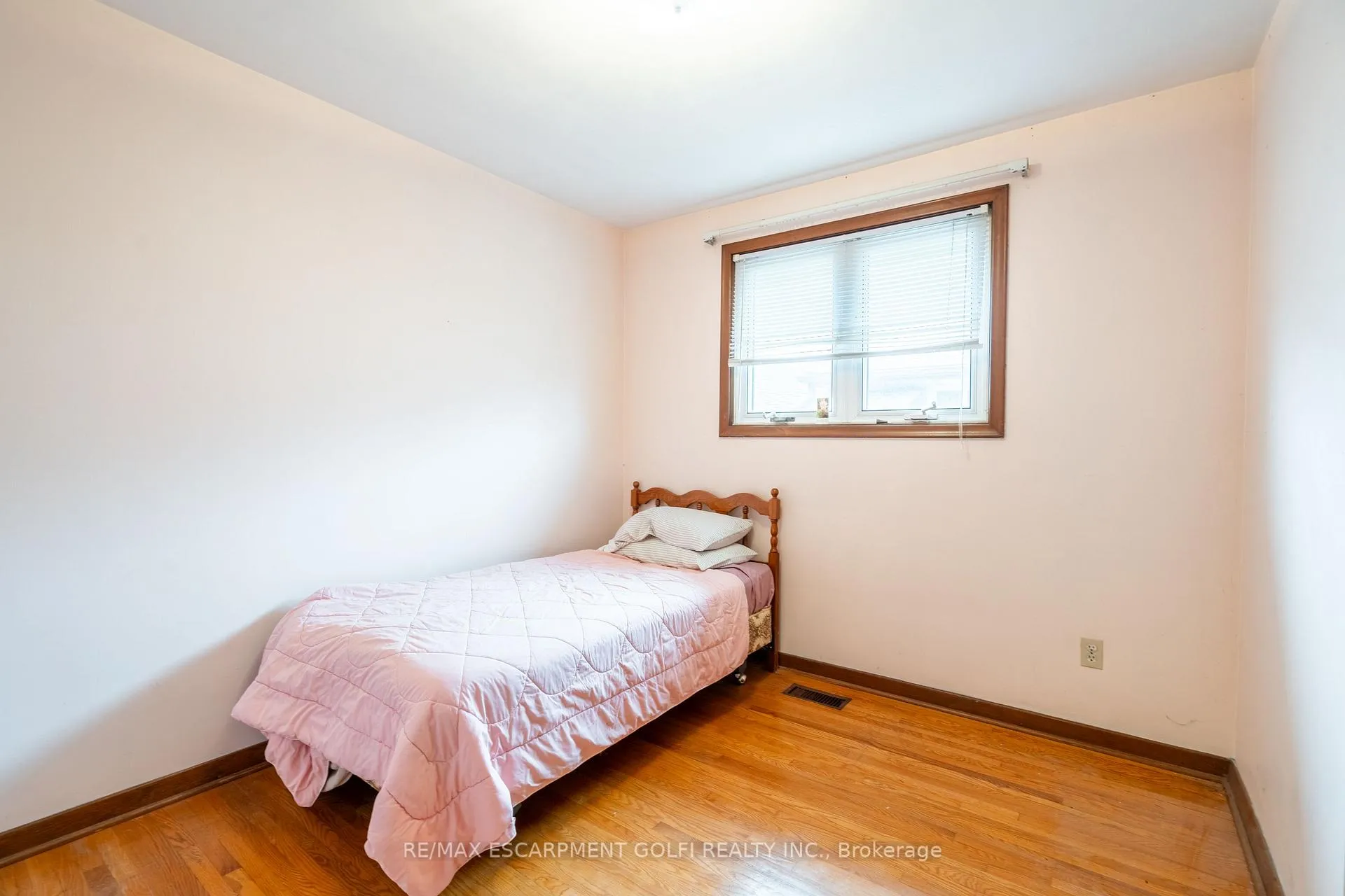 Photo 15 of 98 Summercrest Drive, Hamilton, Gershome — HOMEH