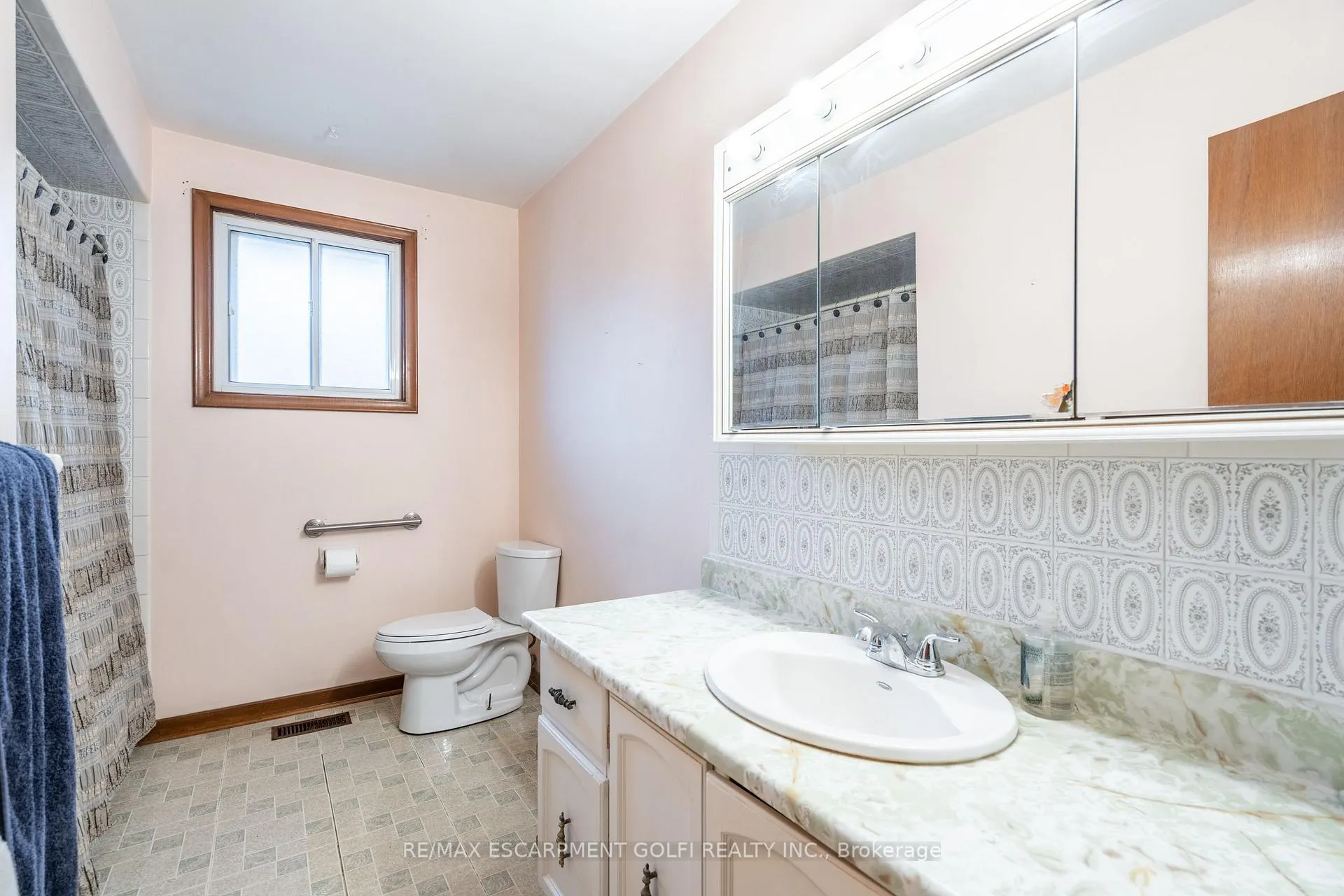 Photo 21 of 98 Summercrest Drive, Hamilton, Gershome — HOMEH