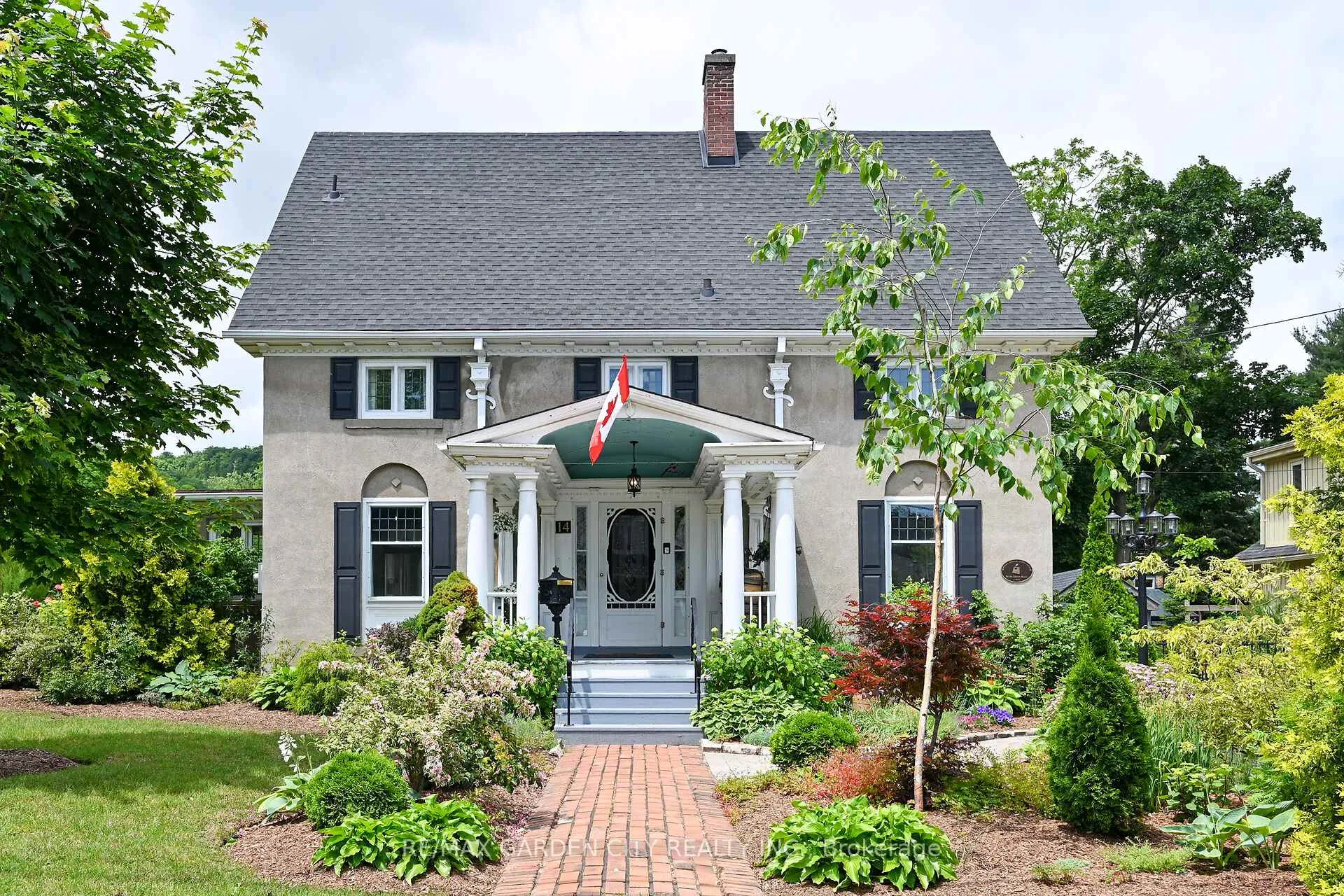 Front of 14 Robinson Street S