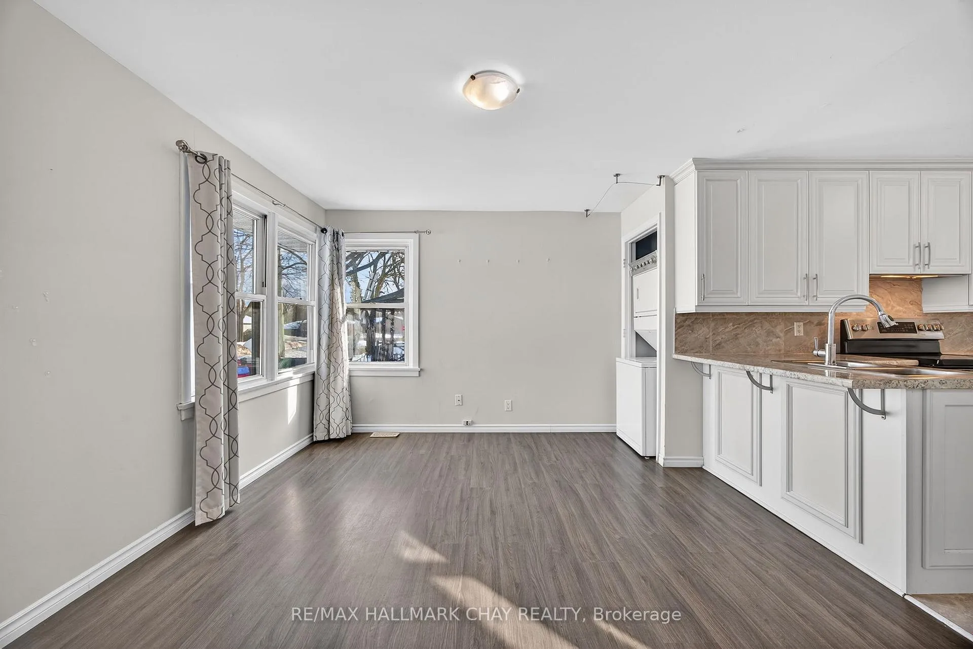 Photo 3 of 8 Newton Street, Barrie, Wellington — HOMEH