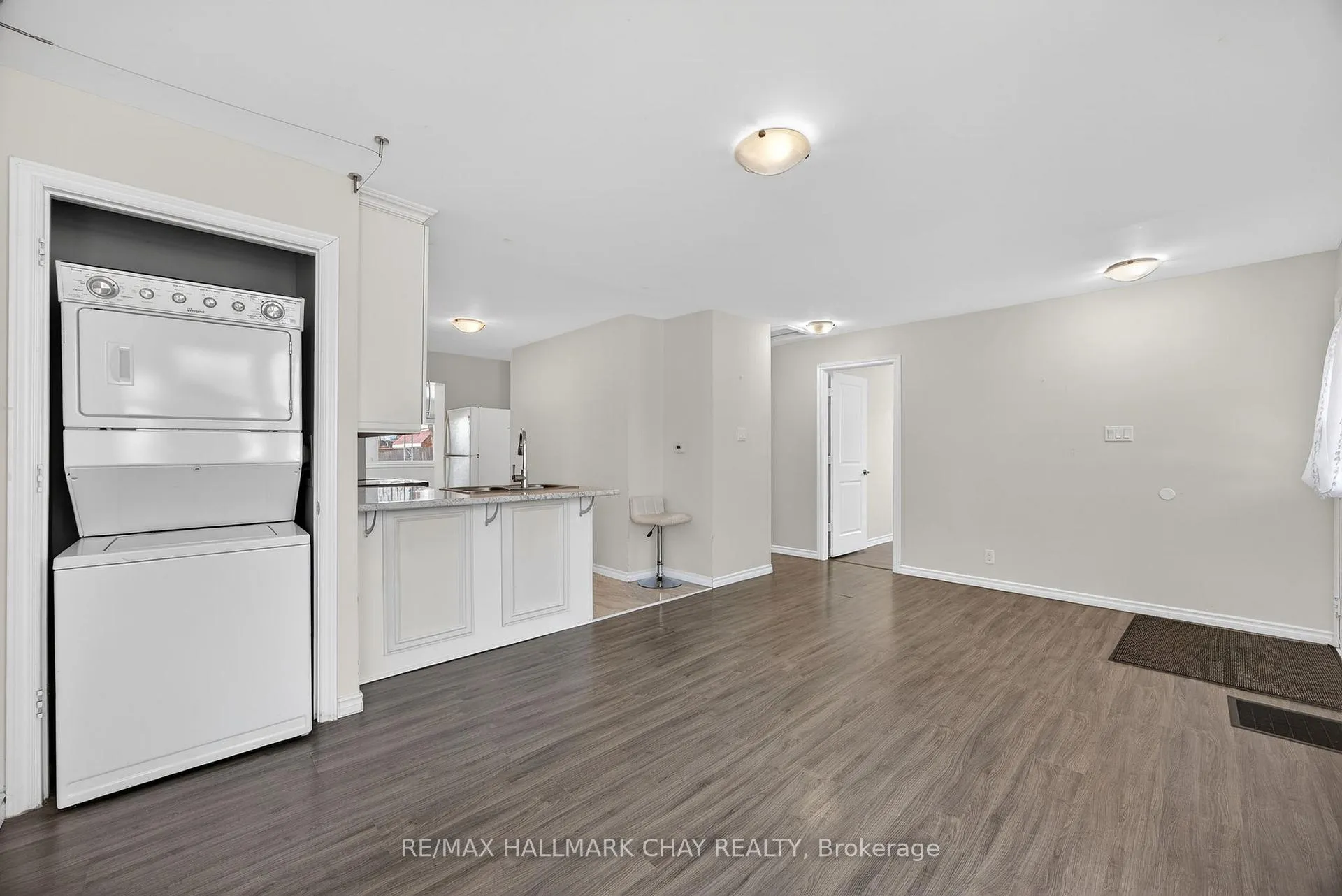 Photo 4 of 8 Newton Street, Barrie, Wellington — HOMEH