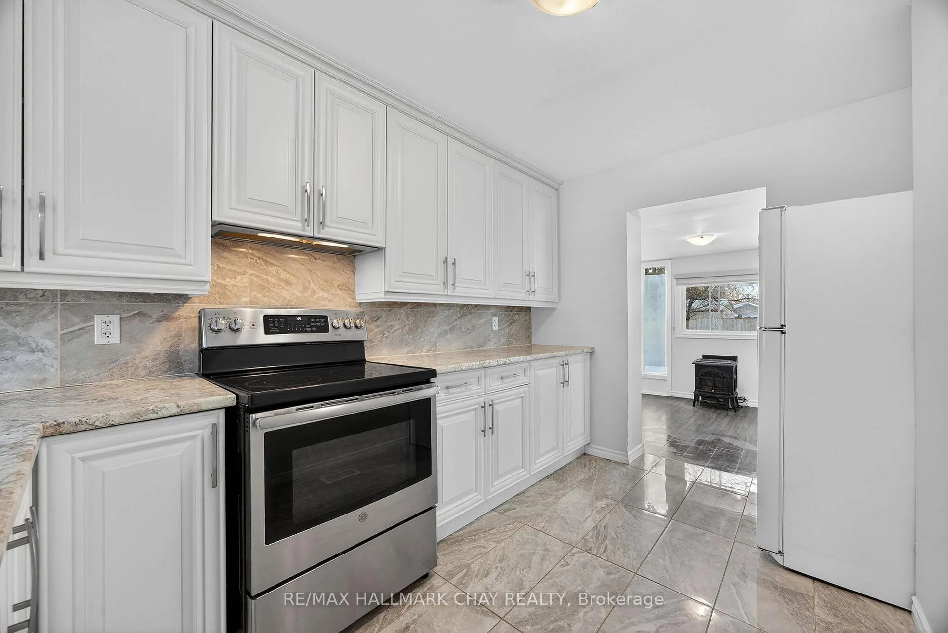 Photo 5 of 8 Newton Street, Barrie, Wellington — HOMEH