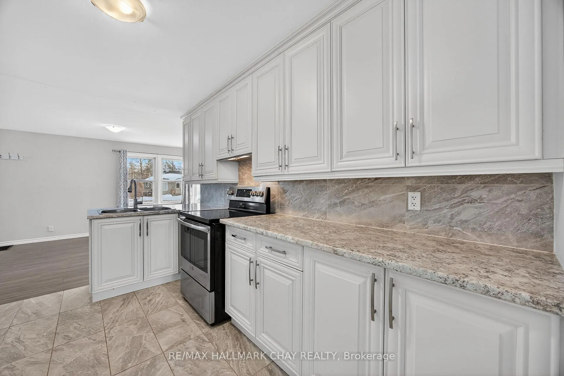 Photo 6 of 8 Newton Street, Barrie, Wellington — HOMEH