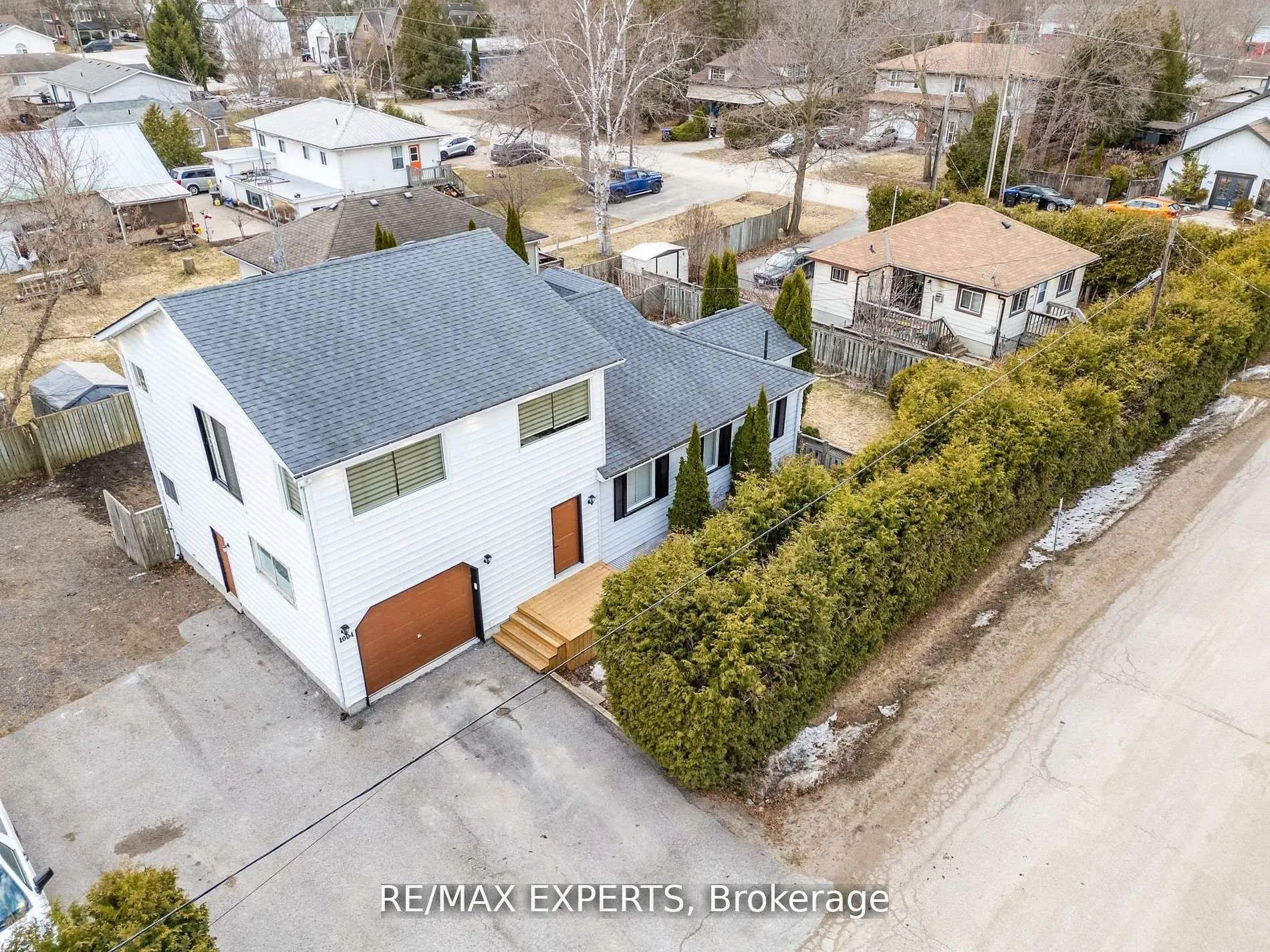 Photo 2 of 1004 Robinson Street, Innisfil, Lefroy — HOMEH
