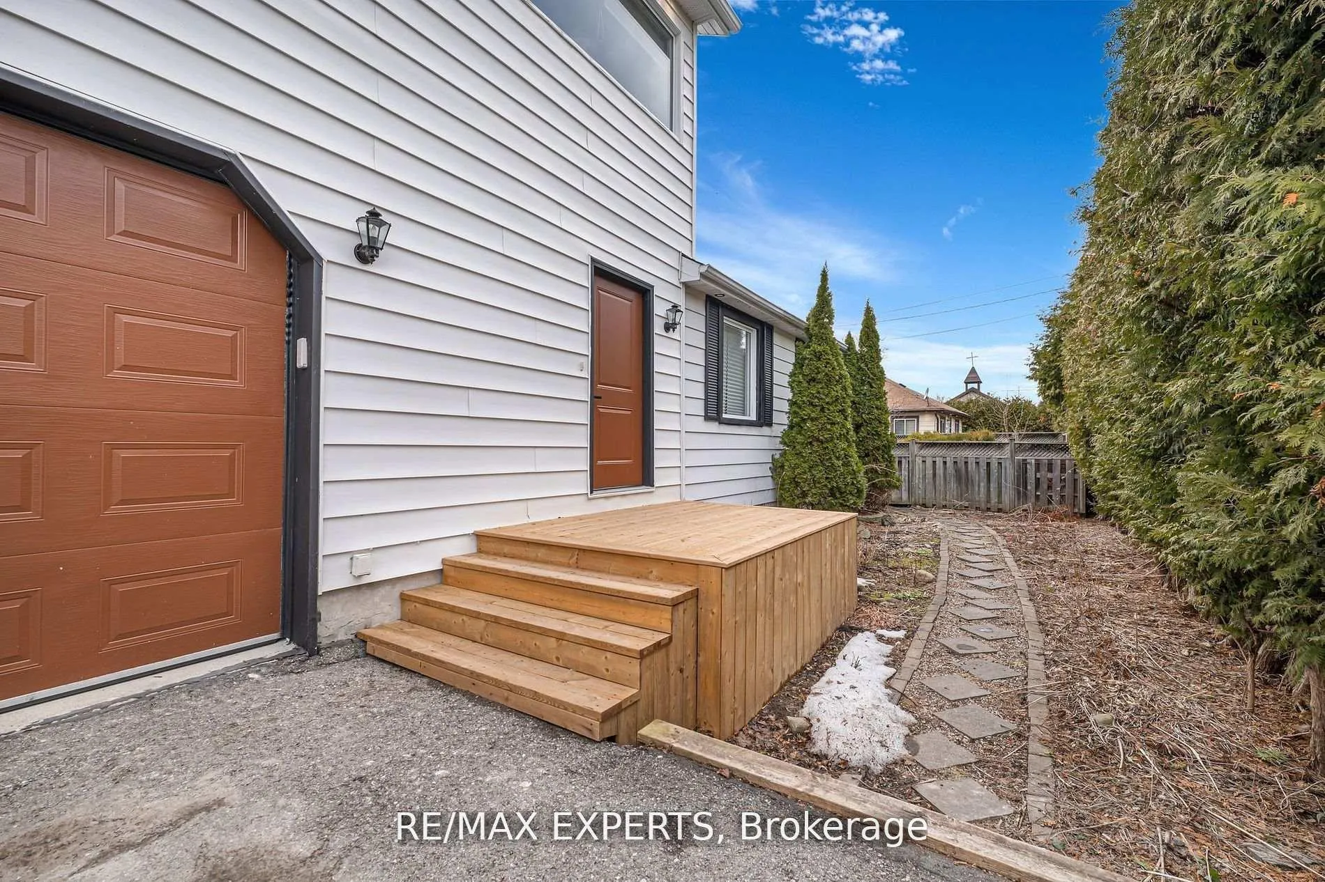 Photo 3 of 1004 Robinson Street, Innisfil, Lefroy — HOMEH