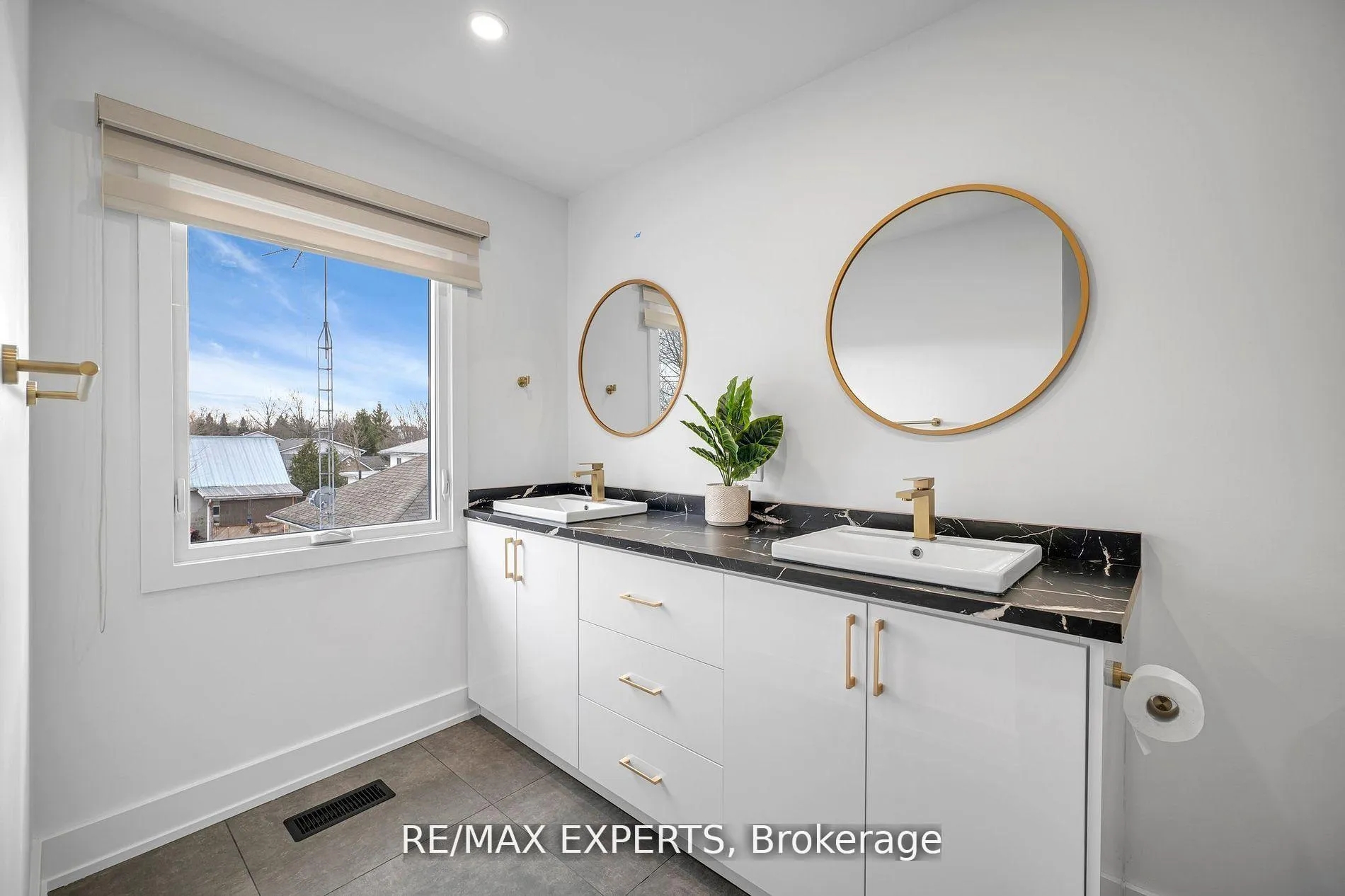 Photo 19 of 1004 Robinson Street, Innisfil, Lefroy — HOMEH