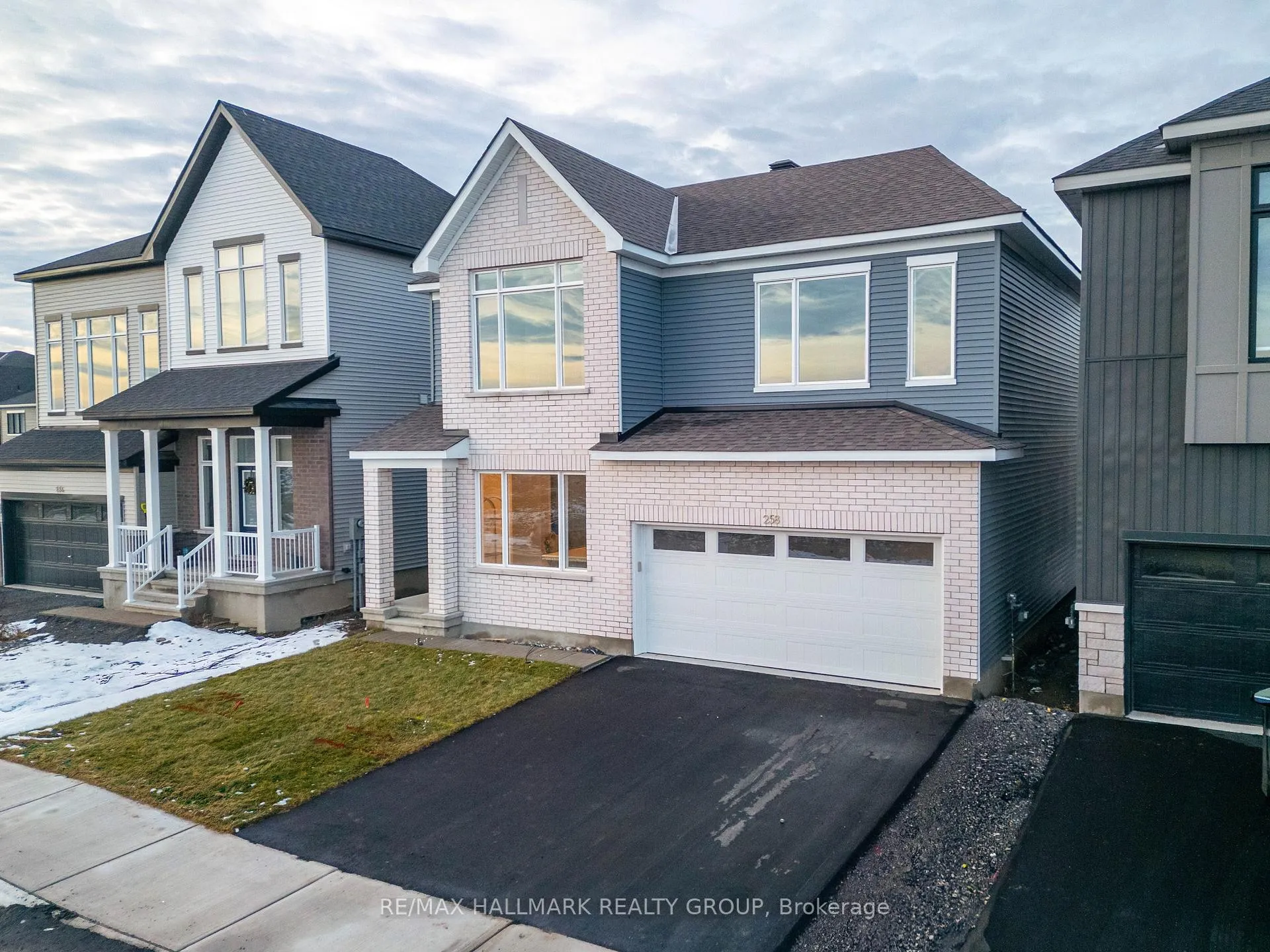 Photo 2 of 258 Sapling Grove, Ottawa, Barrhaven - Heritage Park — HOMEH