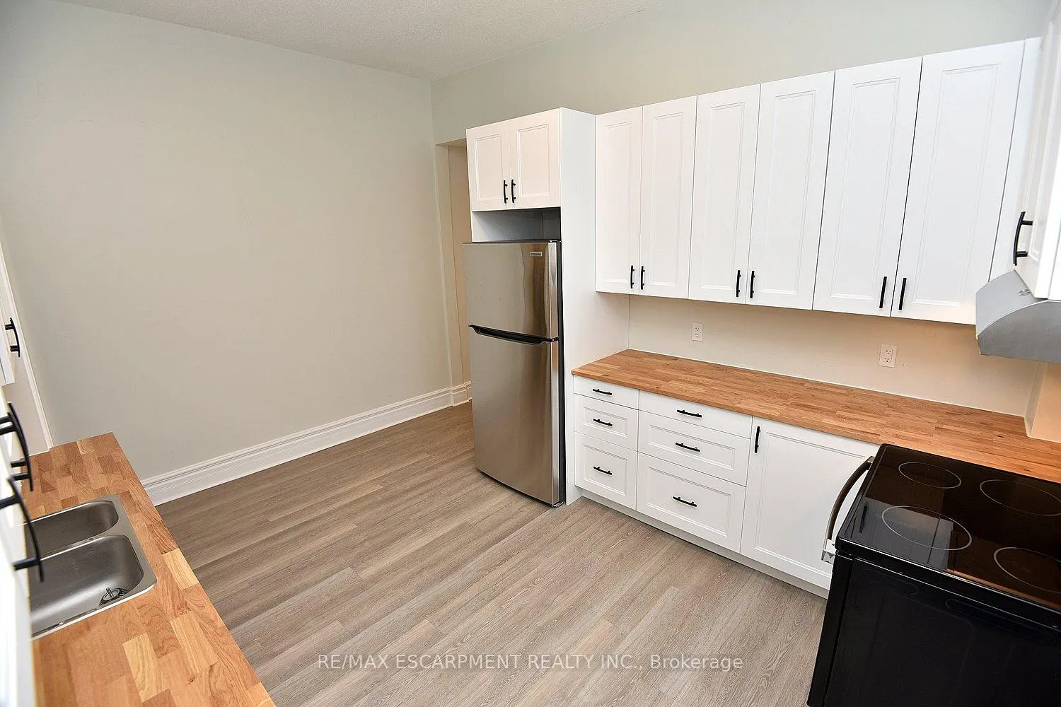 Photo 9 of 66 Erie Avenue, Hamilton, Stinson — HOMEH