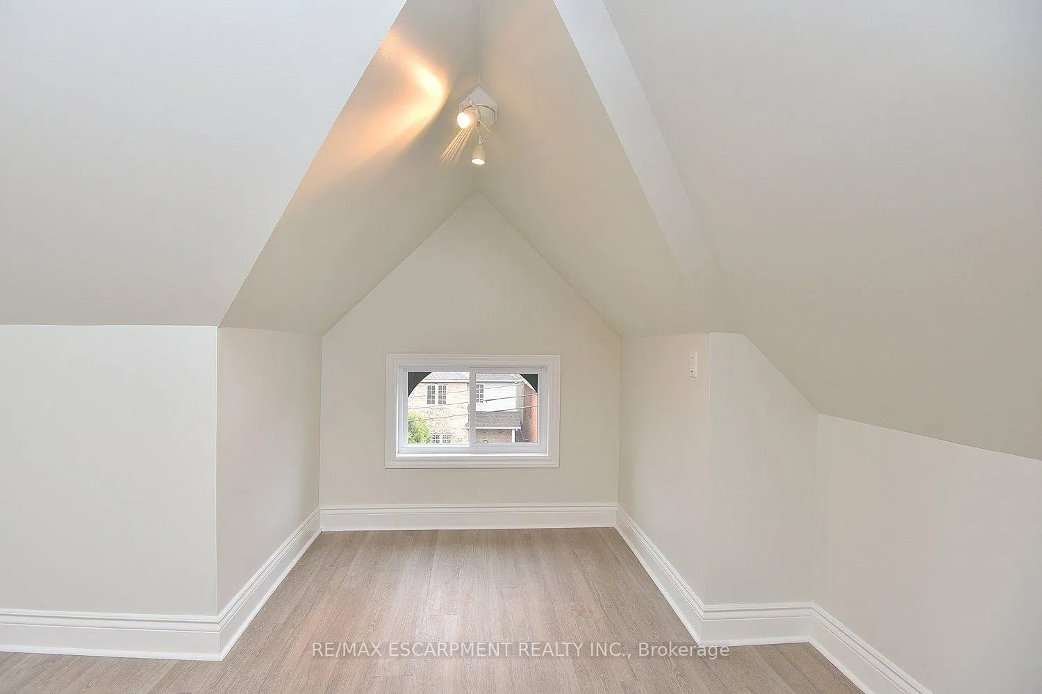 Photo 37 of 66 Erie Avenue, Hamilton, Stinson — HOMEH