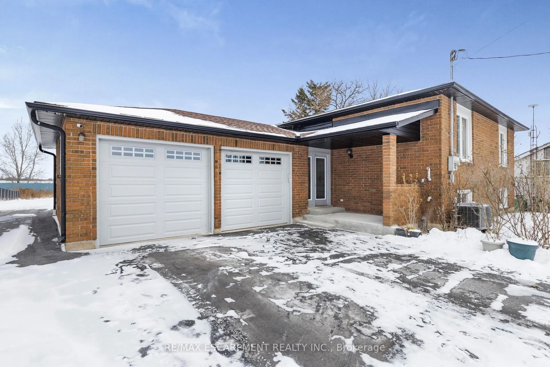 Photo 2 of 739 Mud Street, Hamilton, Stoney Creek Mountain — HOMEH